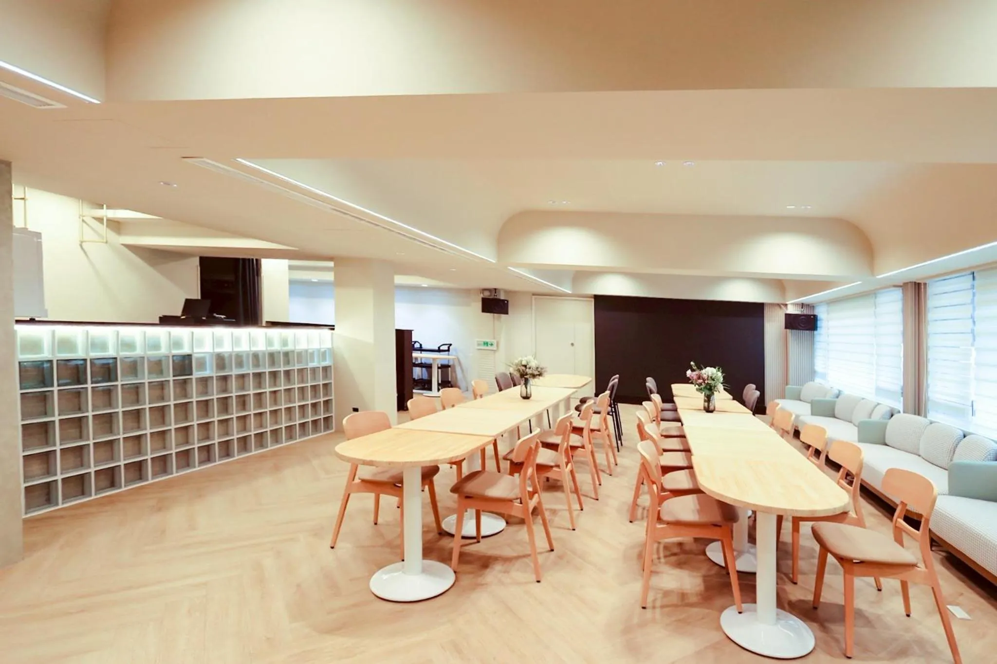 Communal lounge/ TV room in Herkang Hotel