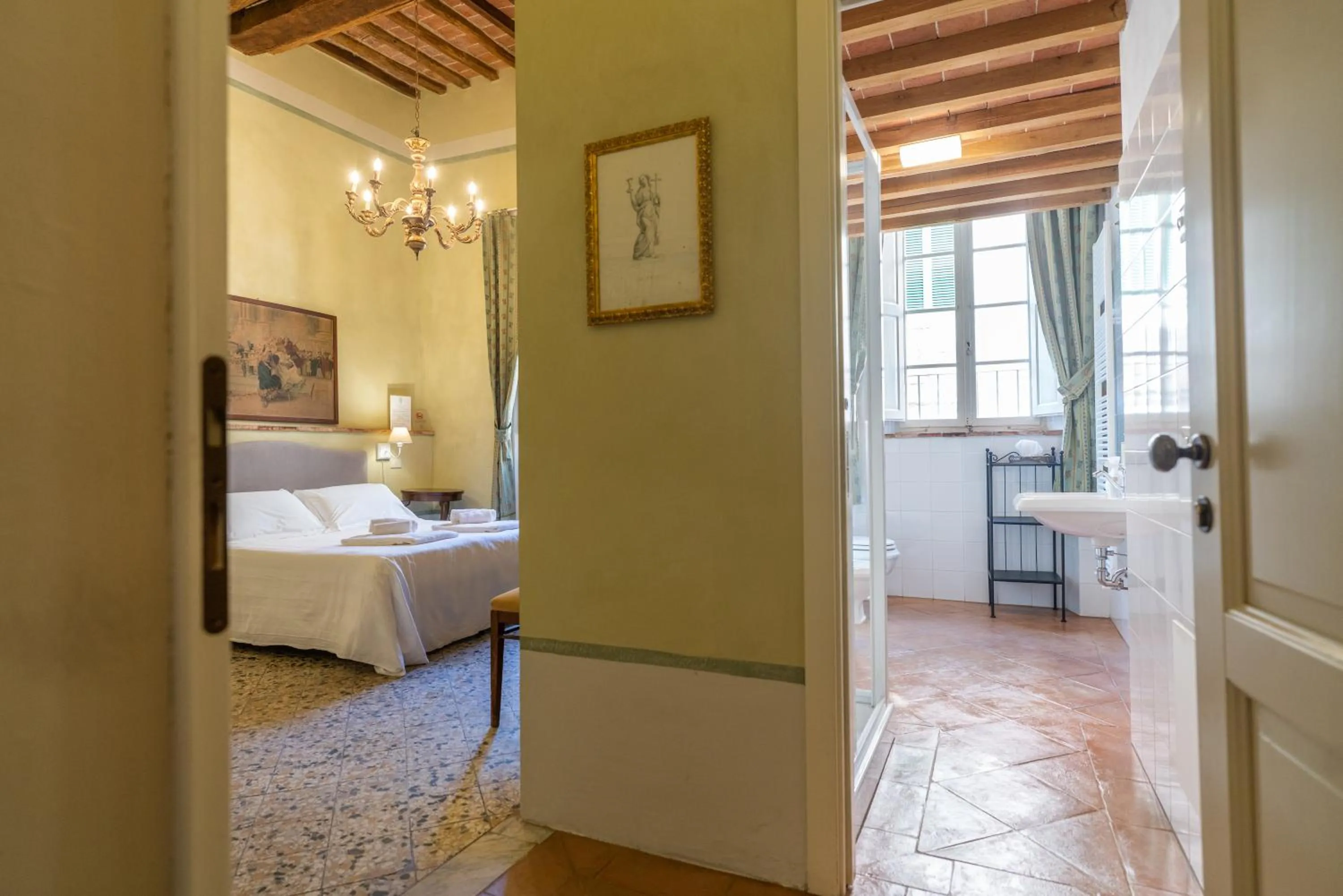 Bathroom, Bed in Palazzo Mosela Alla Porta