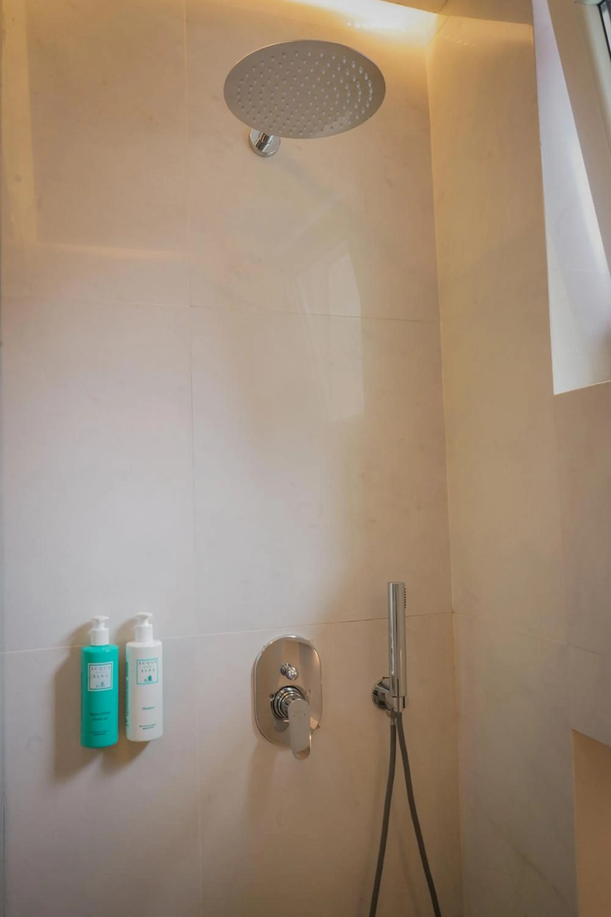 Shower in Bougainville Bay Hotel