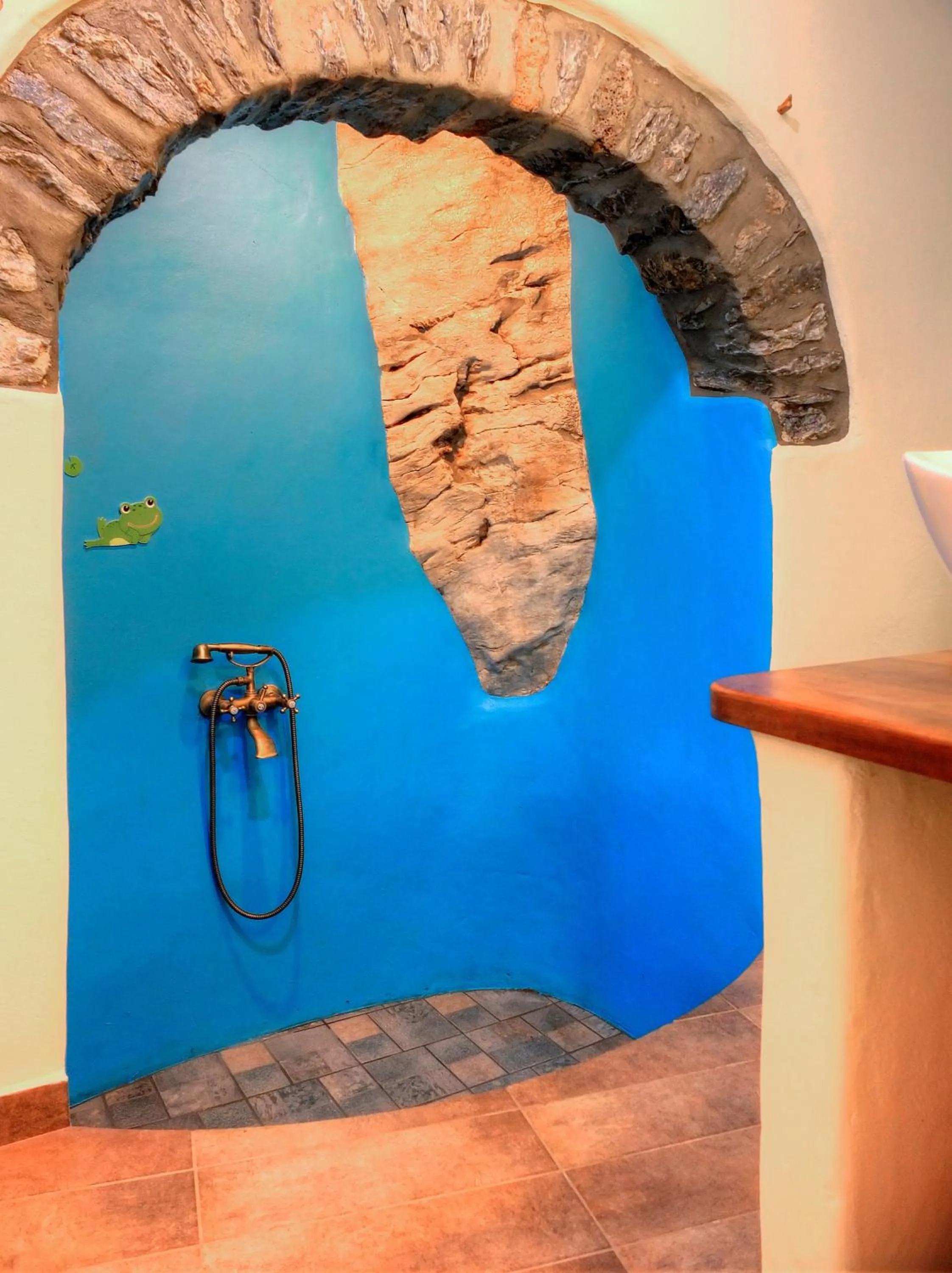 Shower in Pano Gitonia