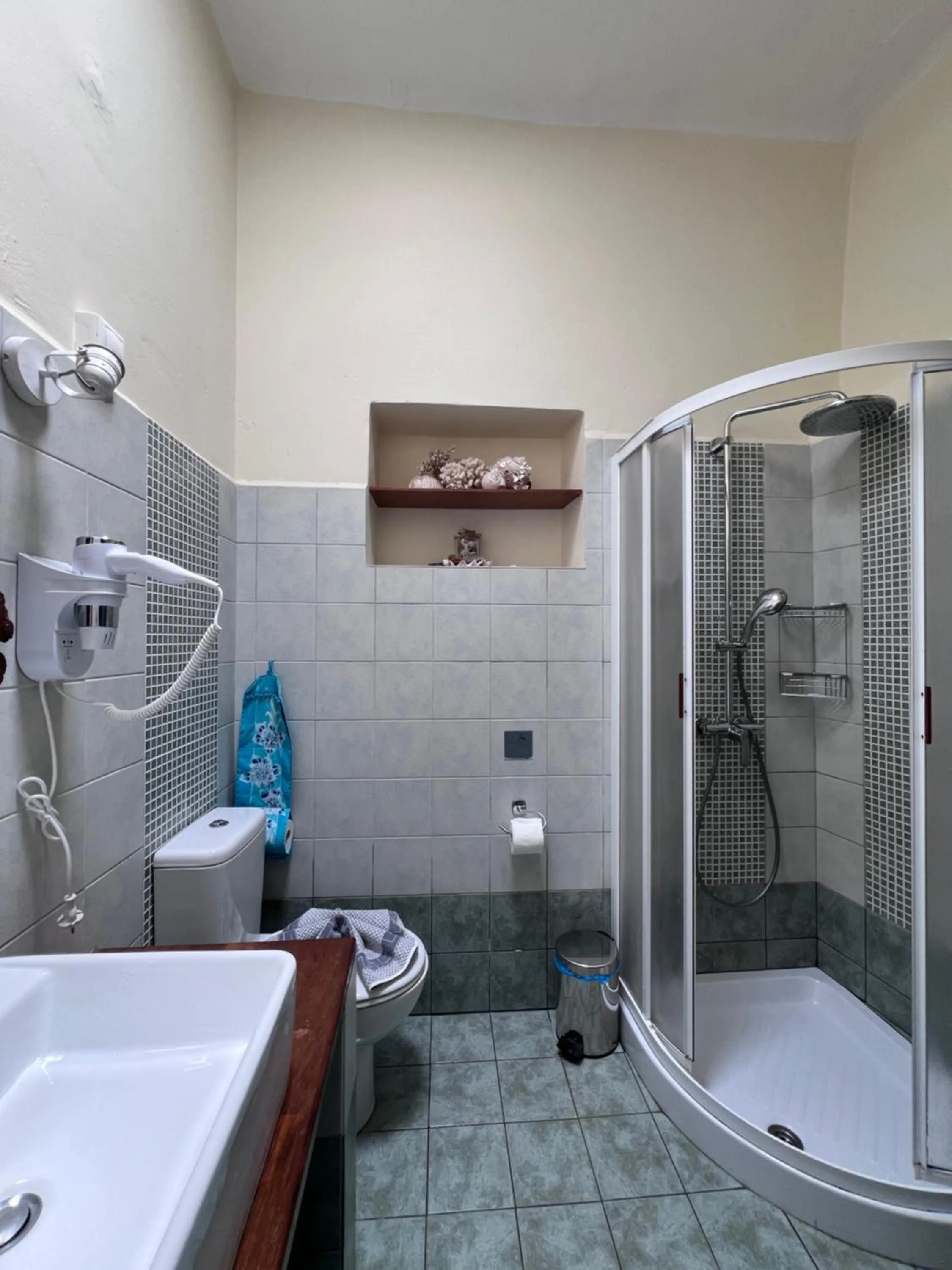 Shower in Pano Gitonia