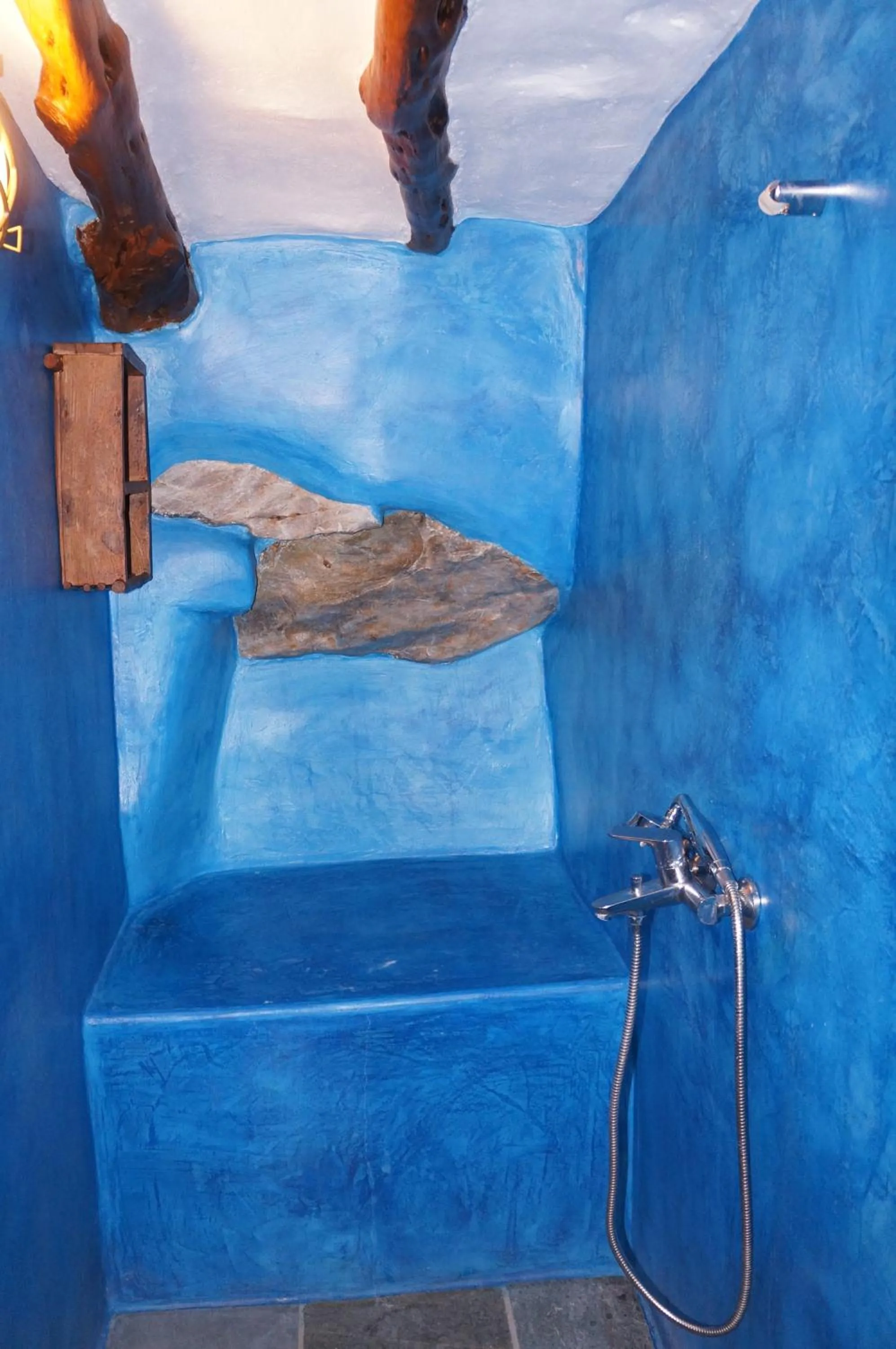 Shower in Pano Gitonia