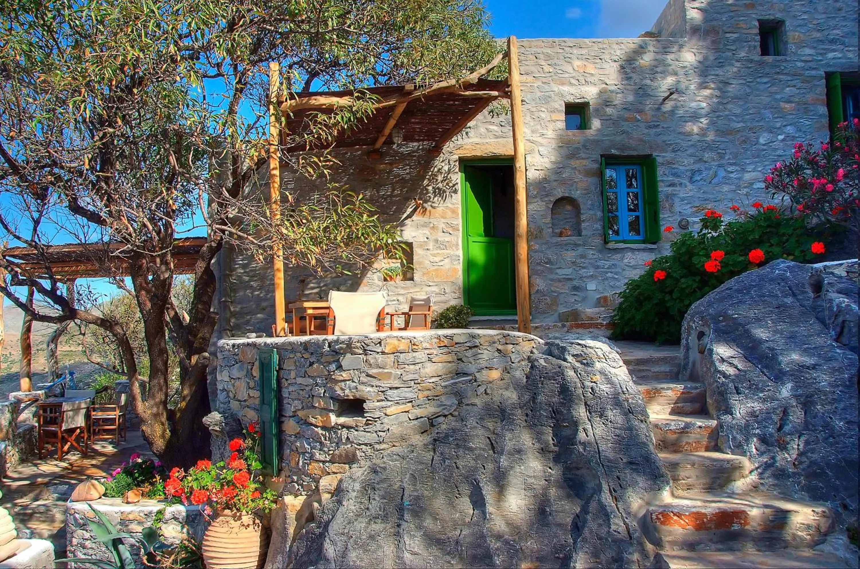 Facade/entrance in Pano Gitonia