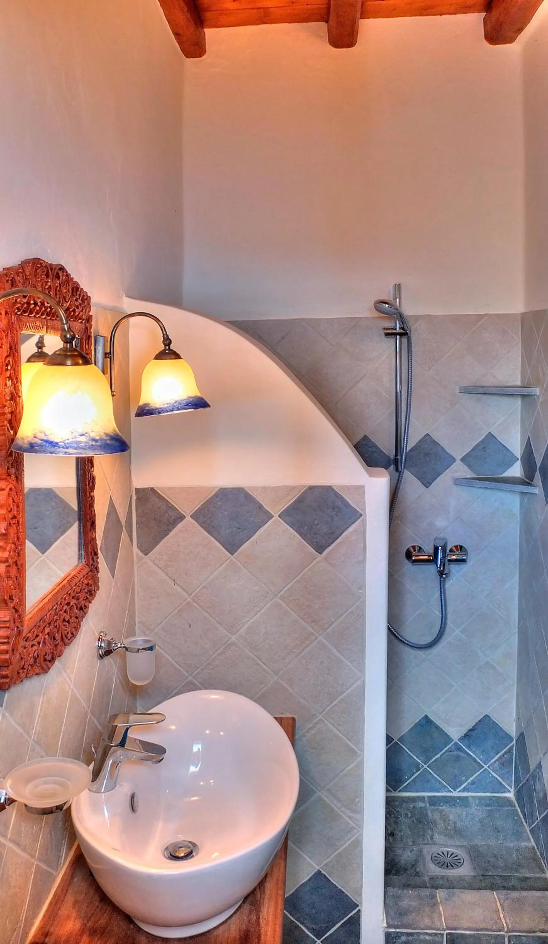 Shower in Pano Gitonia