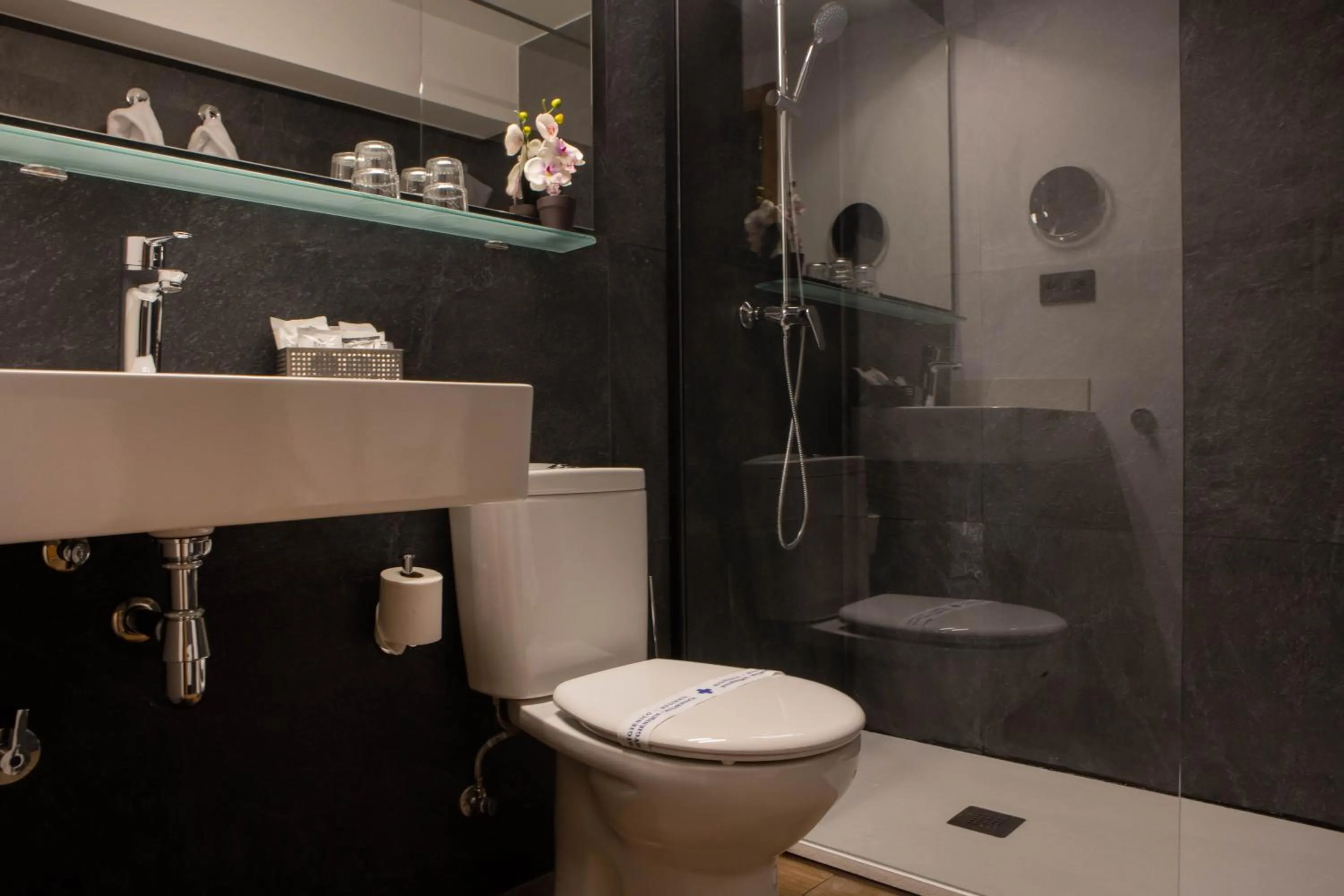 Shower in Yomo Eureka