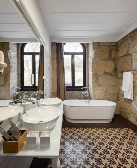 Bathroom in Longroiva Hotel Rural