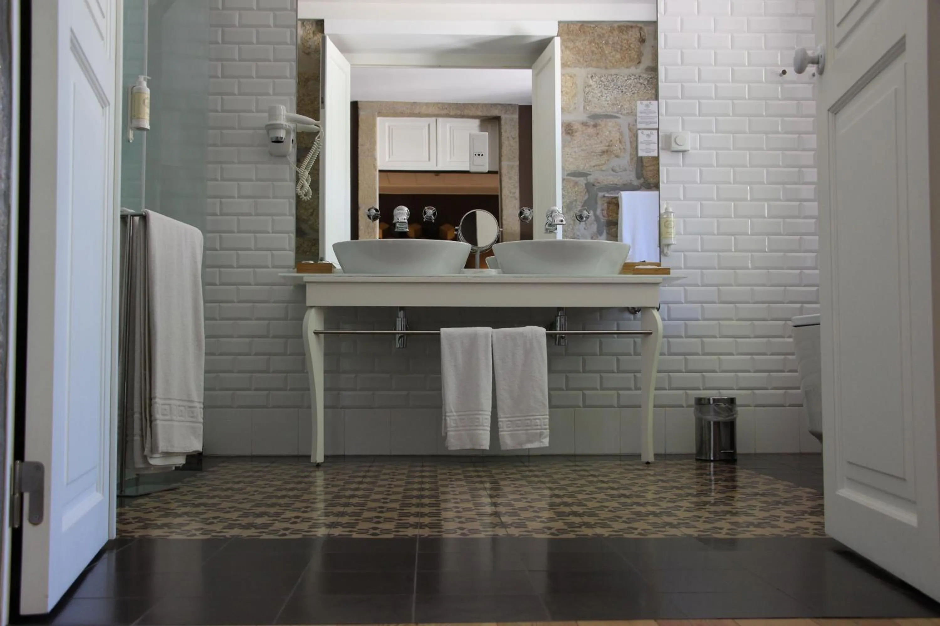 Bathroom in Longroiva Hotel Rural