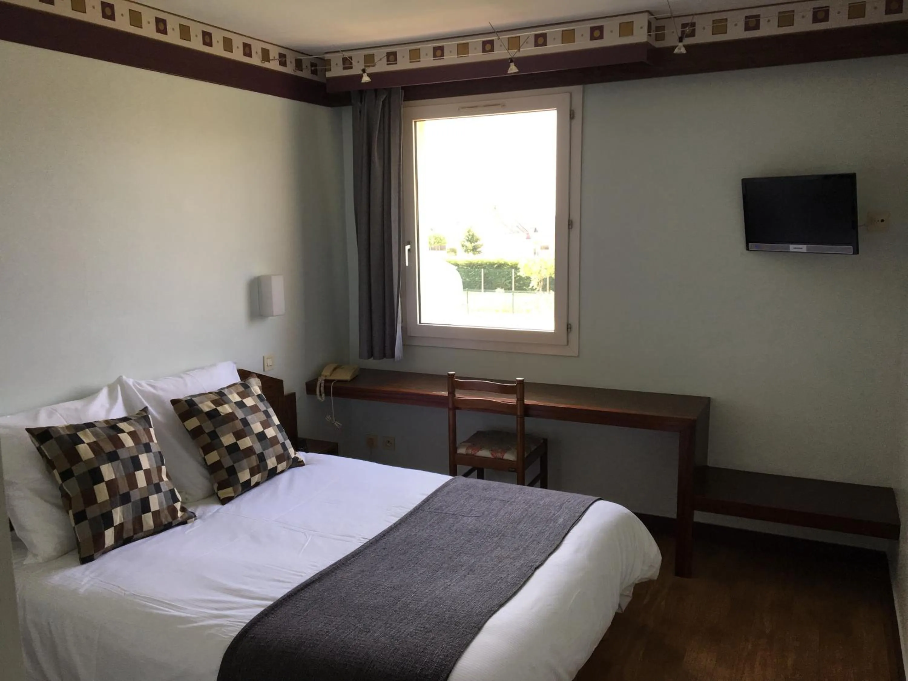 Photo of the whole room, Bed in Hôtel Le Dauphin