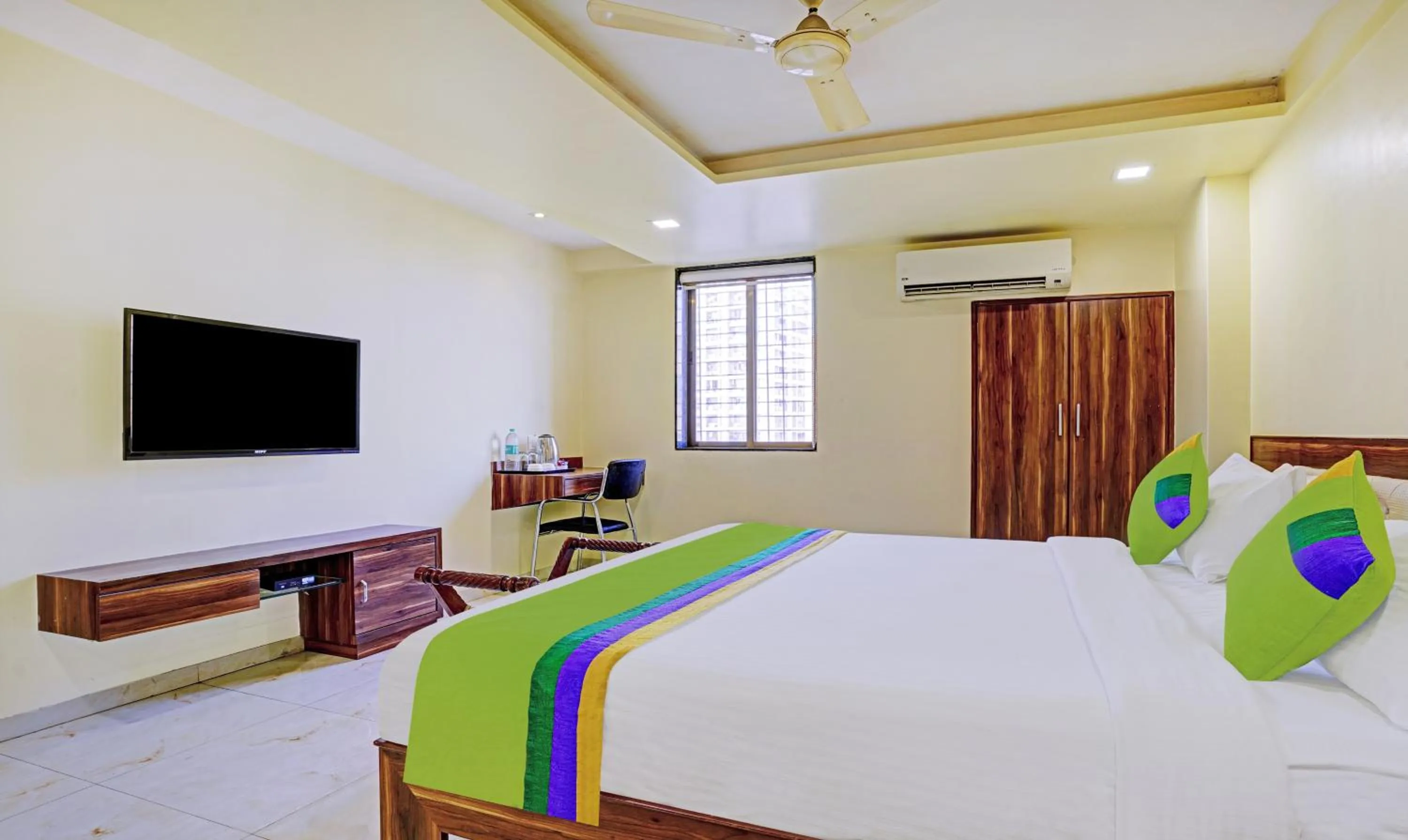 Photo of the whole room, Bed in Treebo De Grandeur Anand Nagar