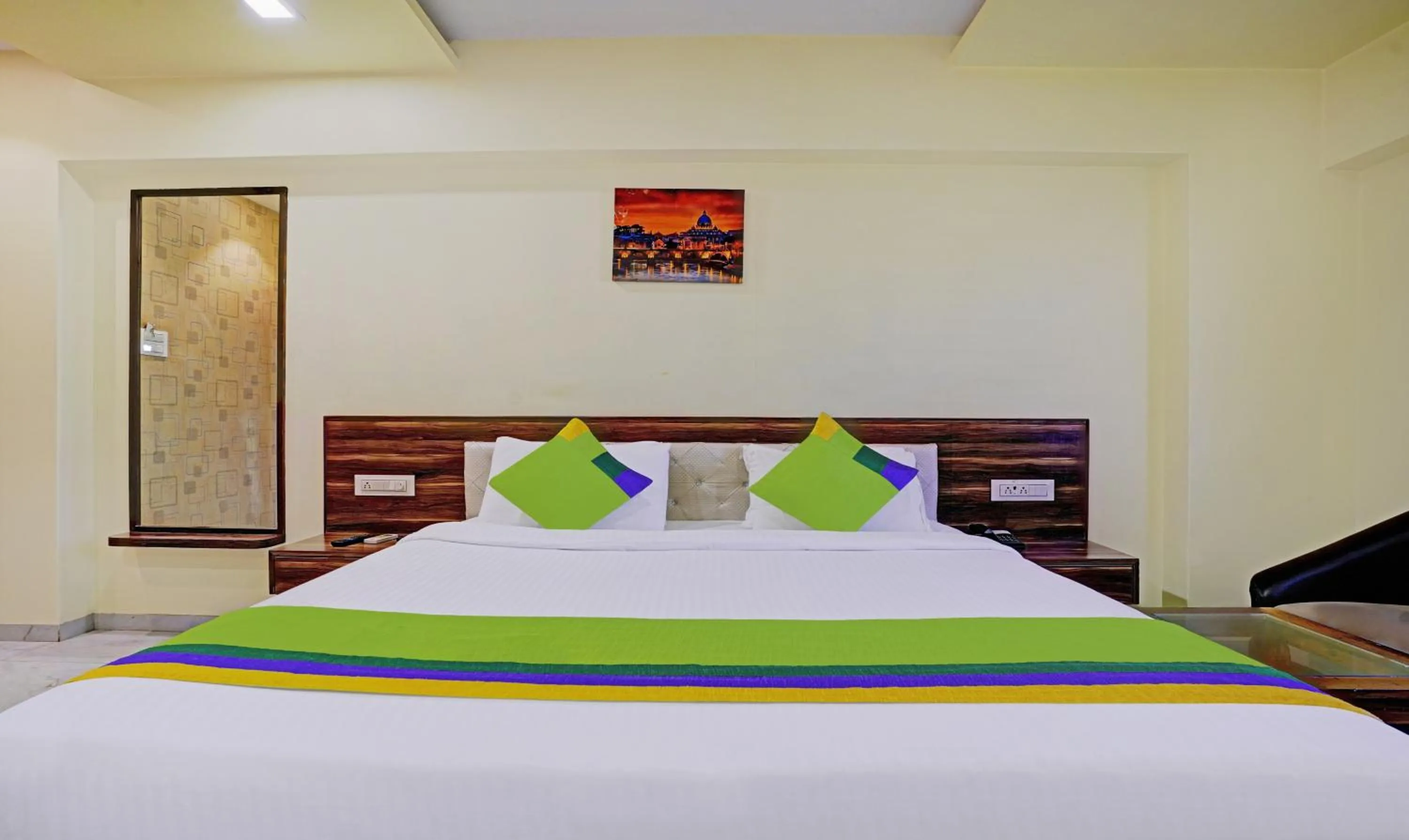 Bedroom, Bed in Treebo De Grandeur Anand Nagar