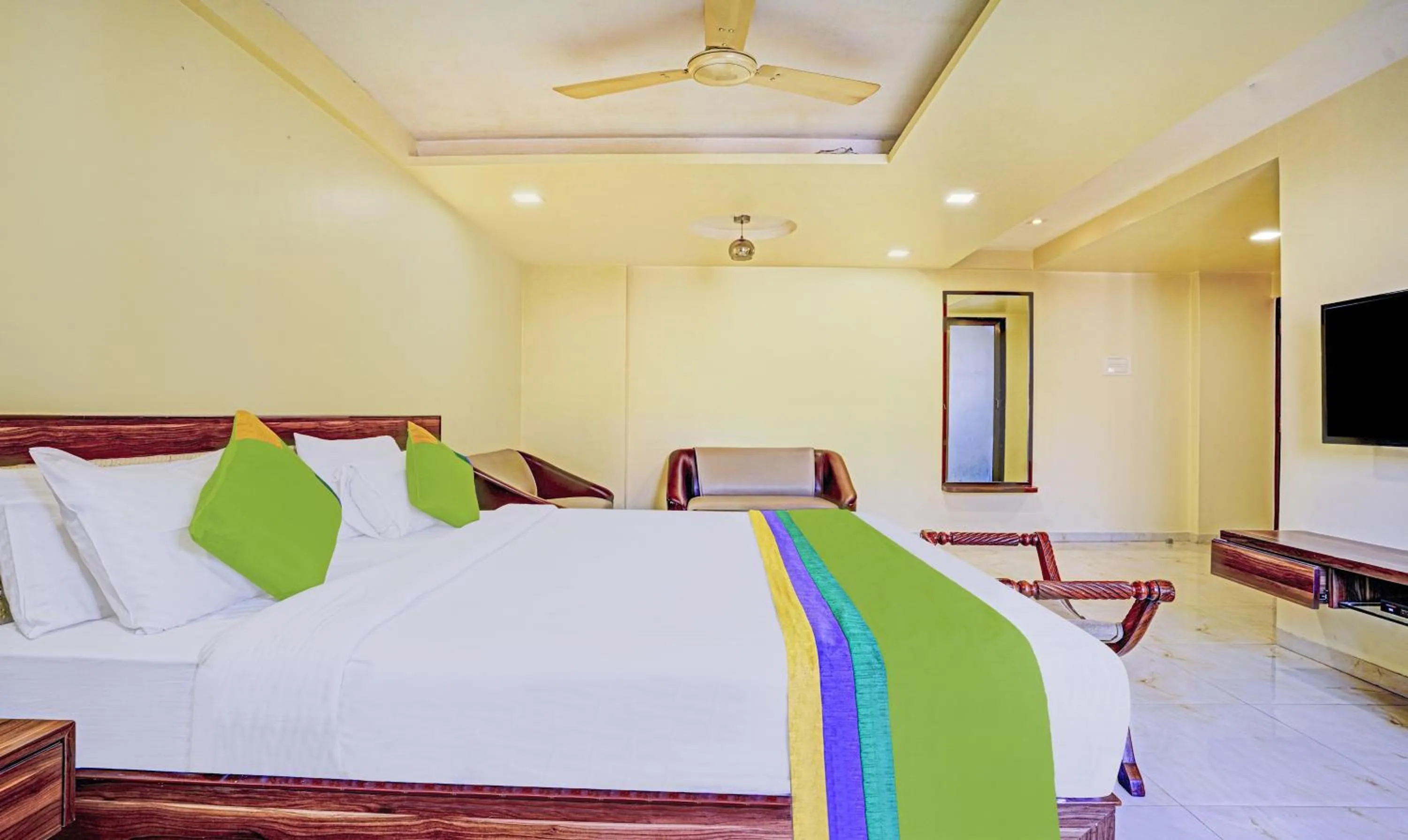 Bedroom, Bed in Treebo De Grandeur Anand Nagar