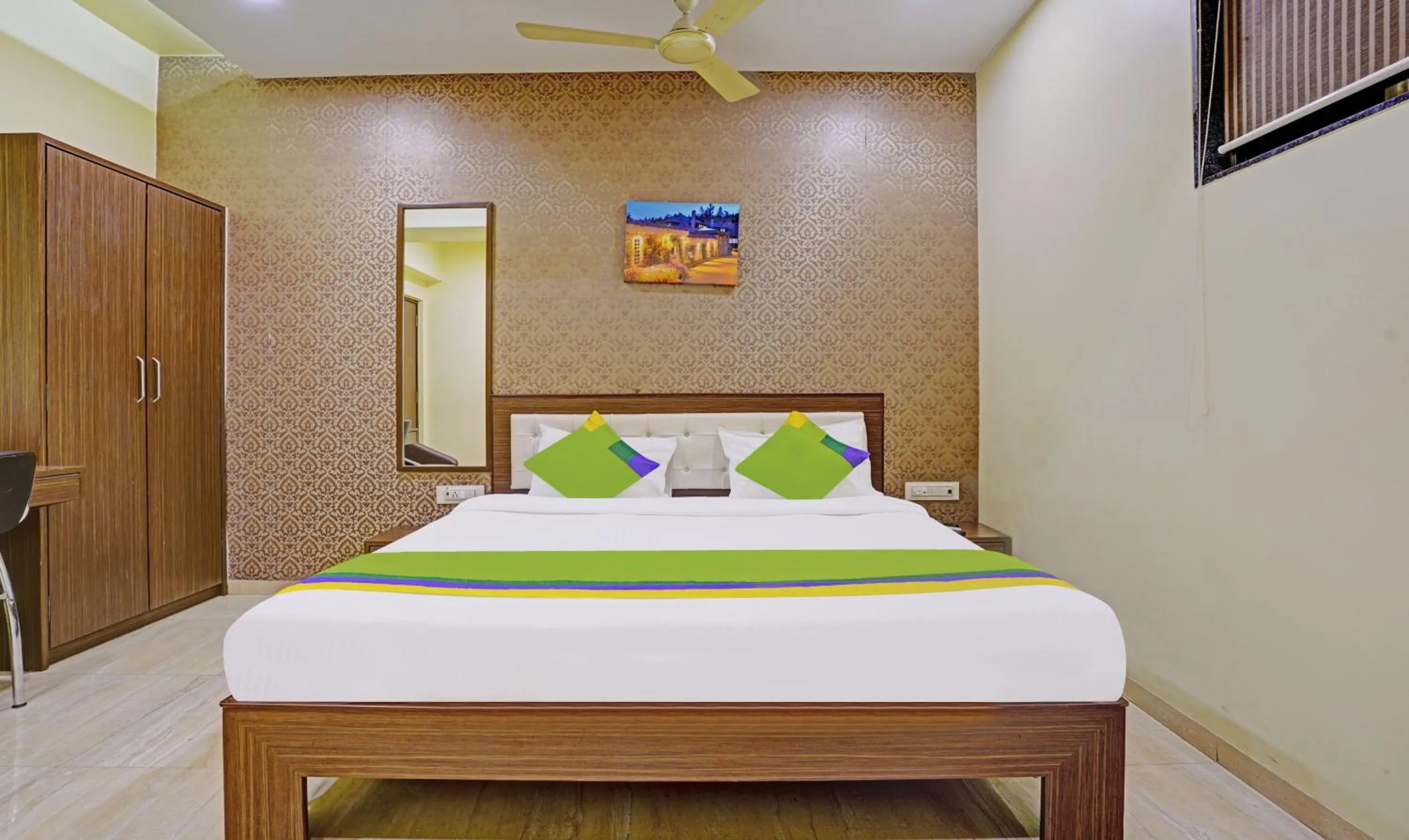Bedroom, Bed in Treebo De Grandeur Anand Nagar