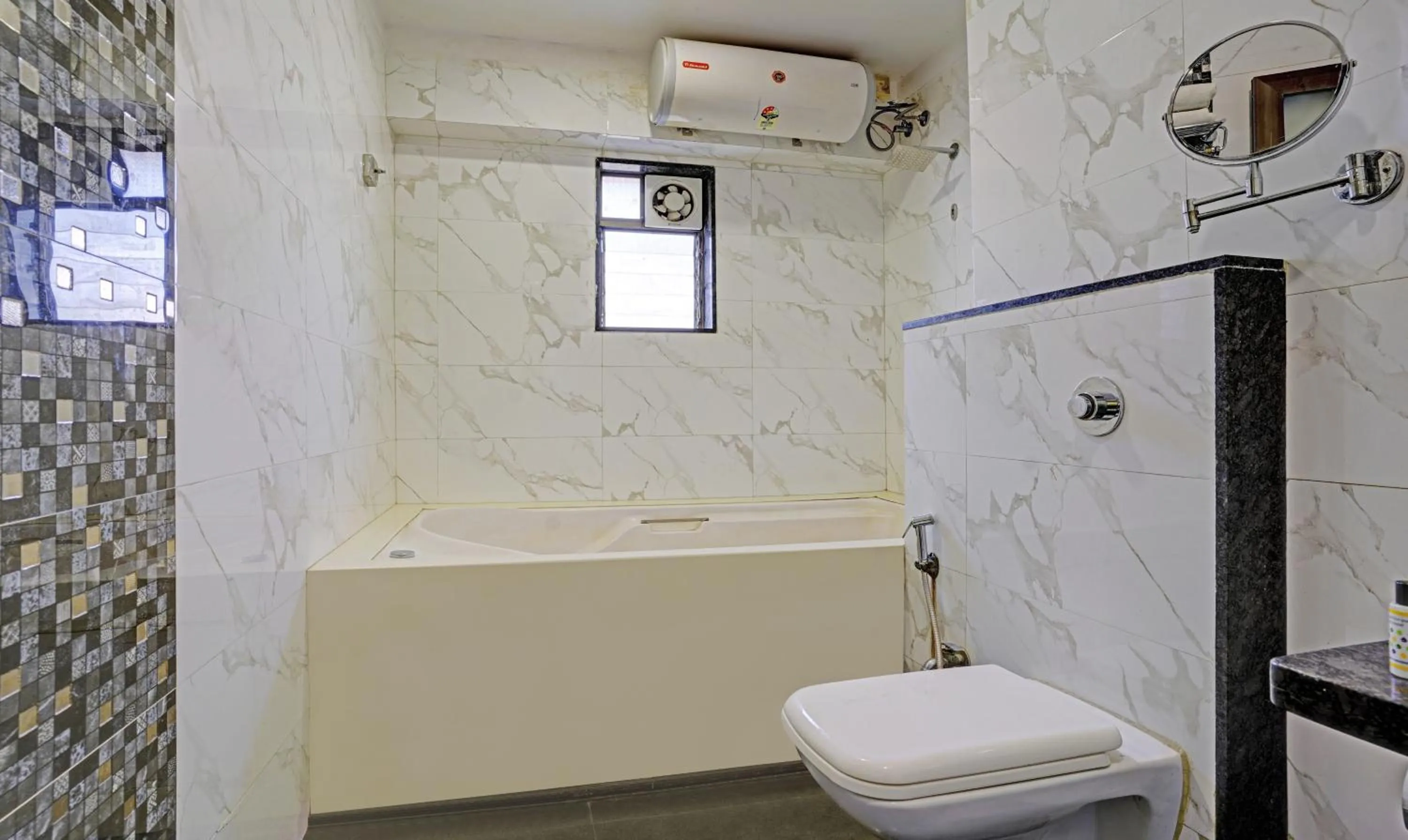 Toilet in Treebo De Grandeur Anand Nagar