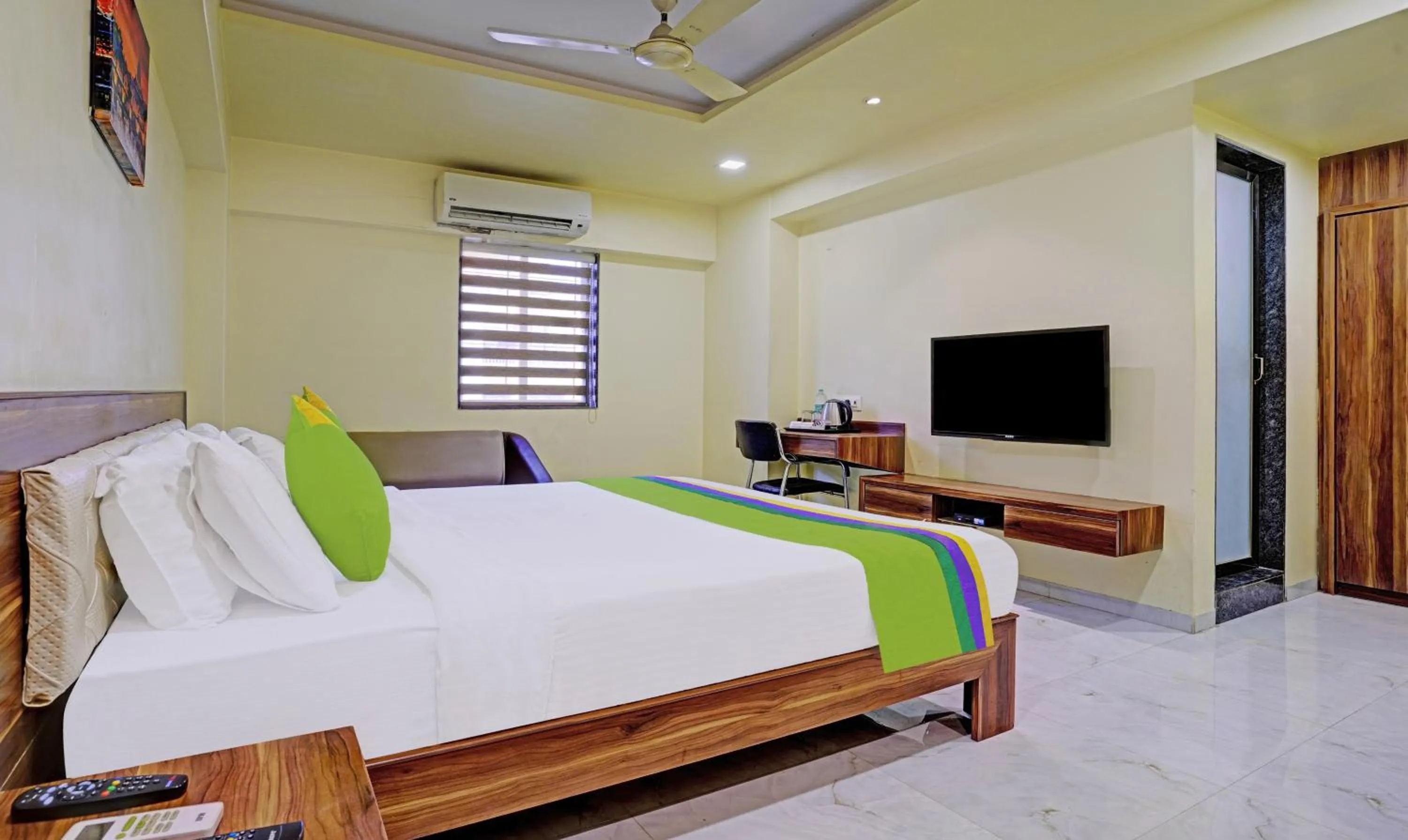 TV and multimedia, Bed in Treebo De Grandeur Anand Nagar