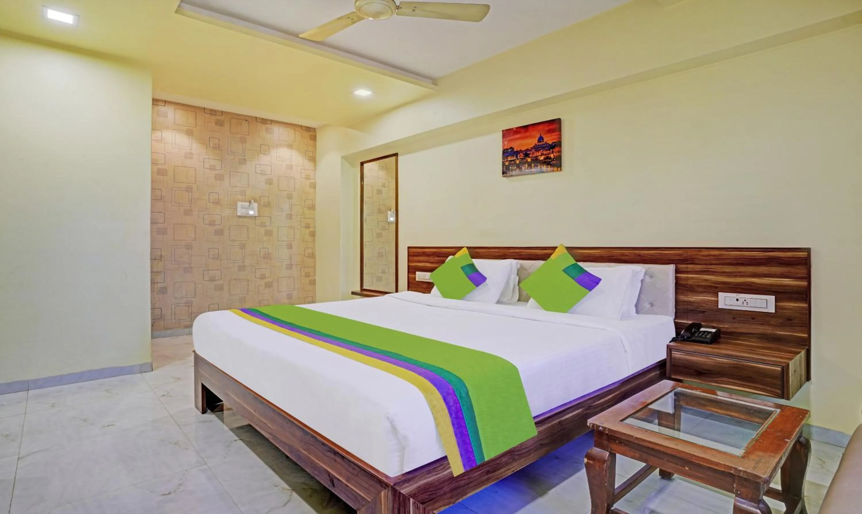 Deluxe Double Room - single occupancy in Treebo De Grandeur Anand Nagar
