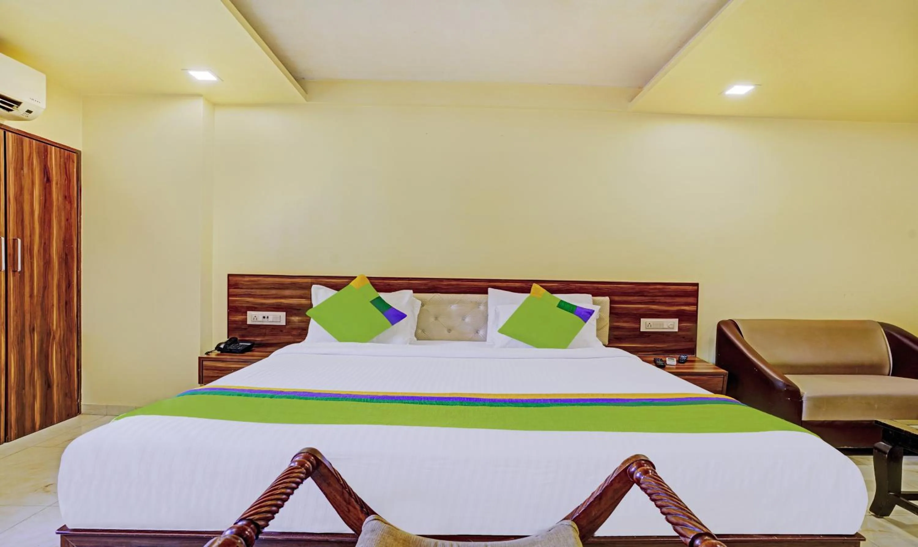 Bedroom, Bed in Treebo De Grandeur Anand Nagar