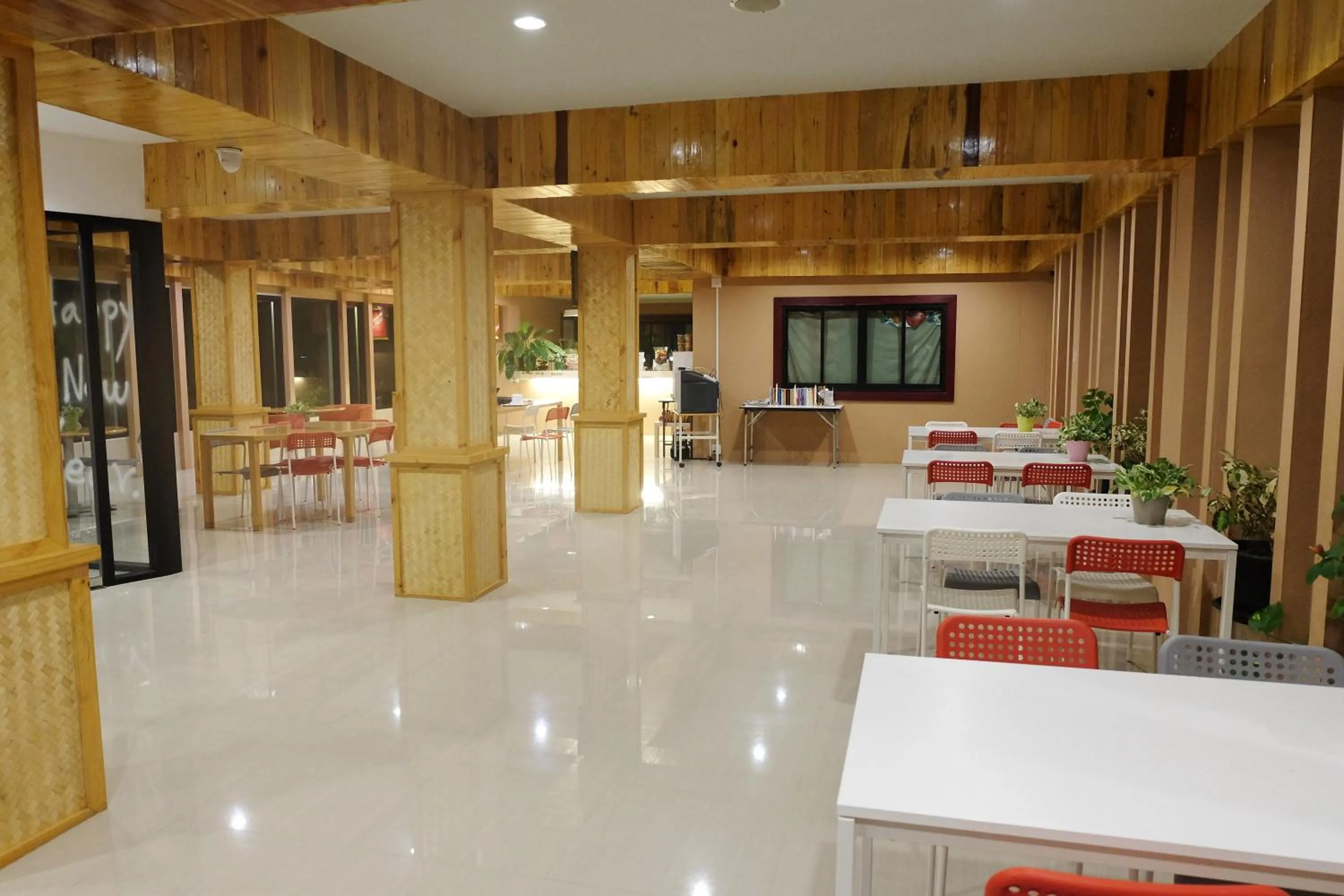 Restaurant/places to eat in Juntima Place at Amphawa