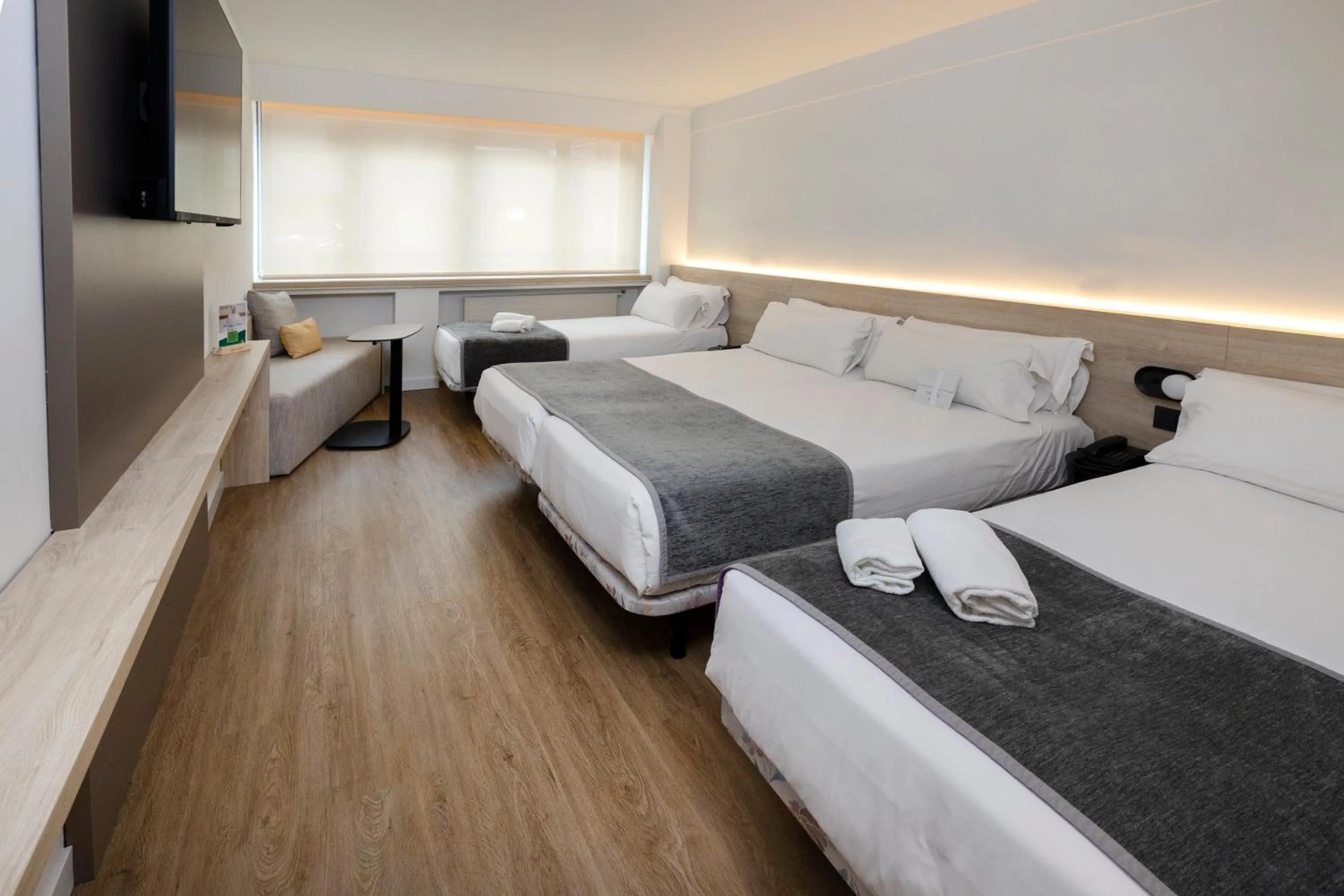 Photo of the whole room, Bed in Sercotel Delfos Andorra