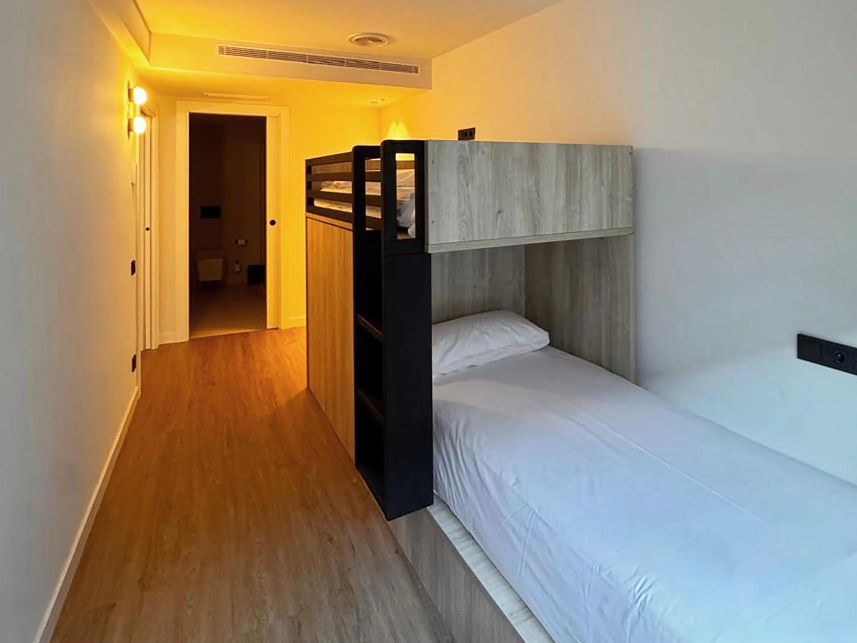 Photo of the whole room, Bed in Sercotel Delfos Andorra