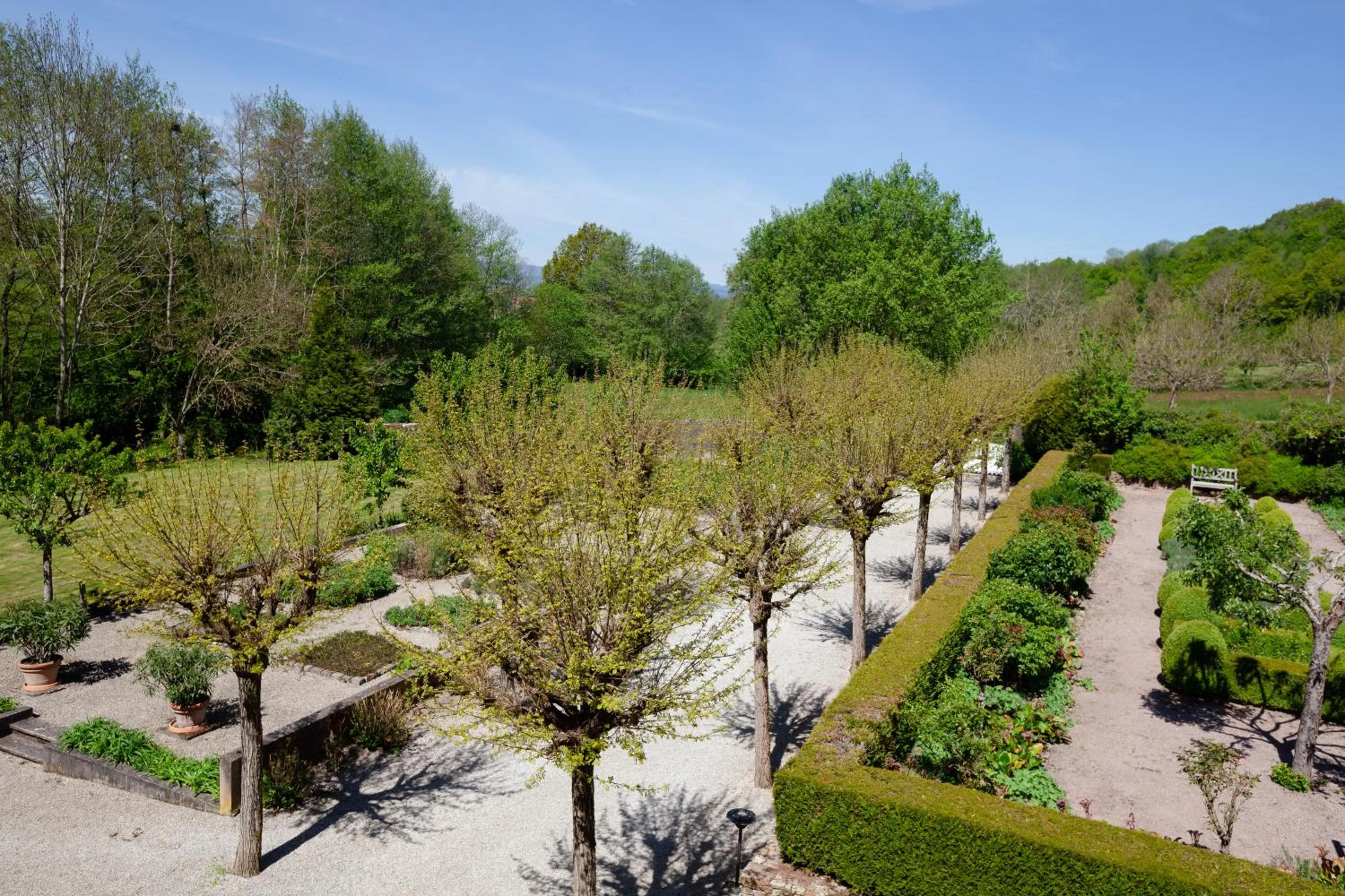 Garden view in Moulin Renaudiots - Escapade Luxe Refuge cosy & Bourgogne au coin du feu