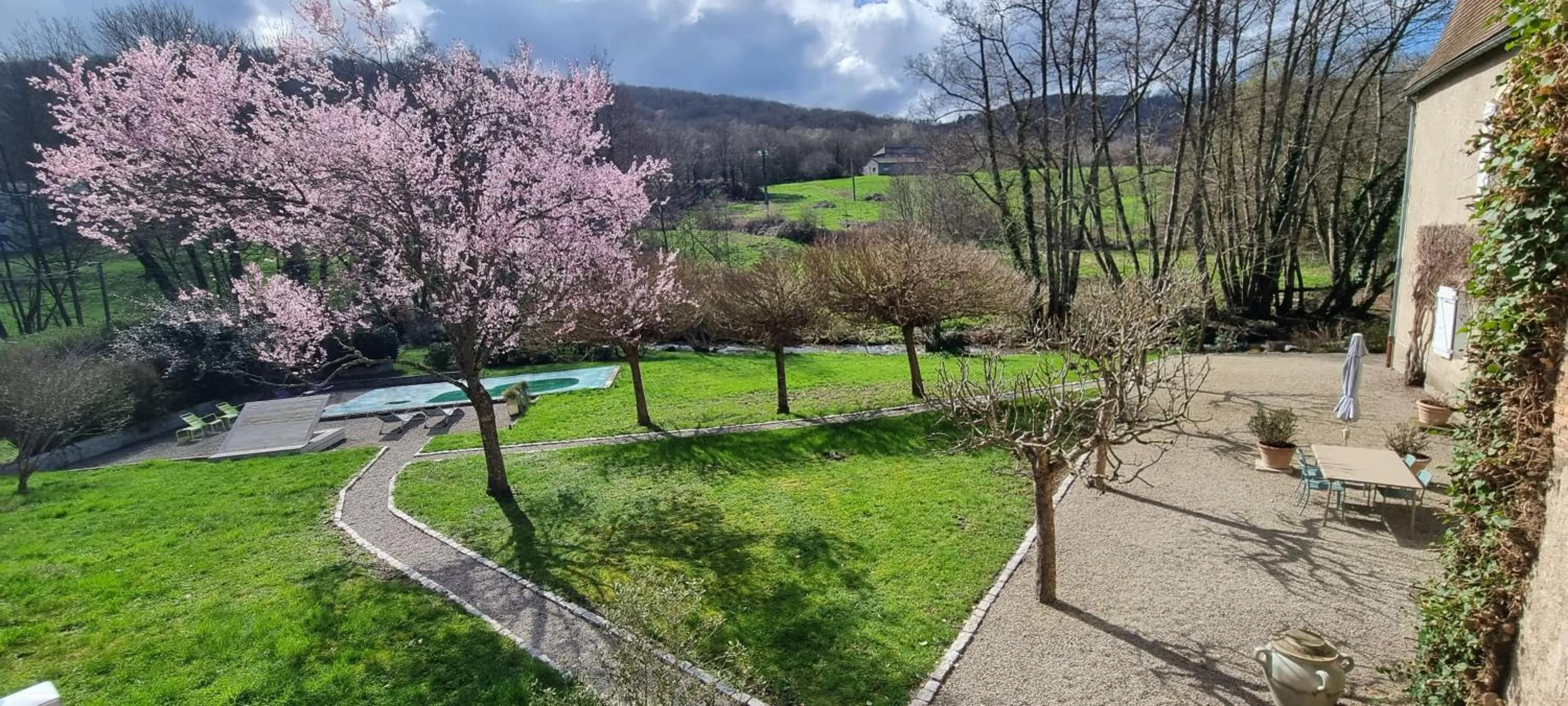 Garden view in Moulin Renaudiots - Escapade Luxe Refuge cosy & Bourgogne au coin du feu