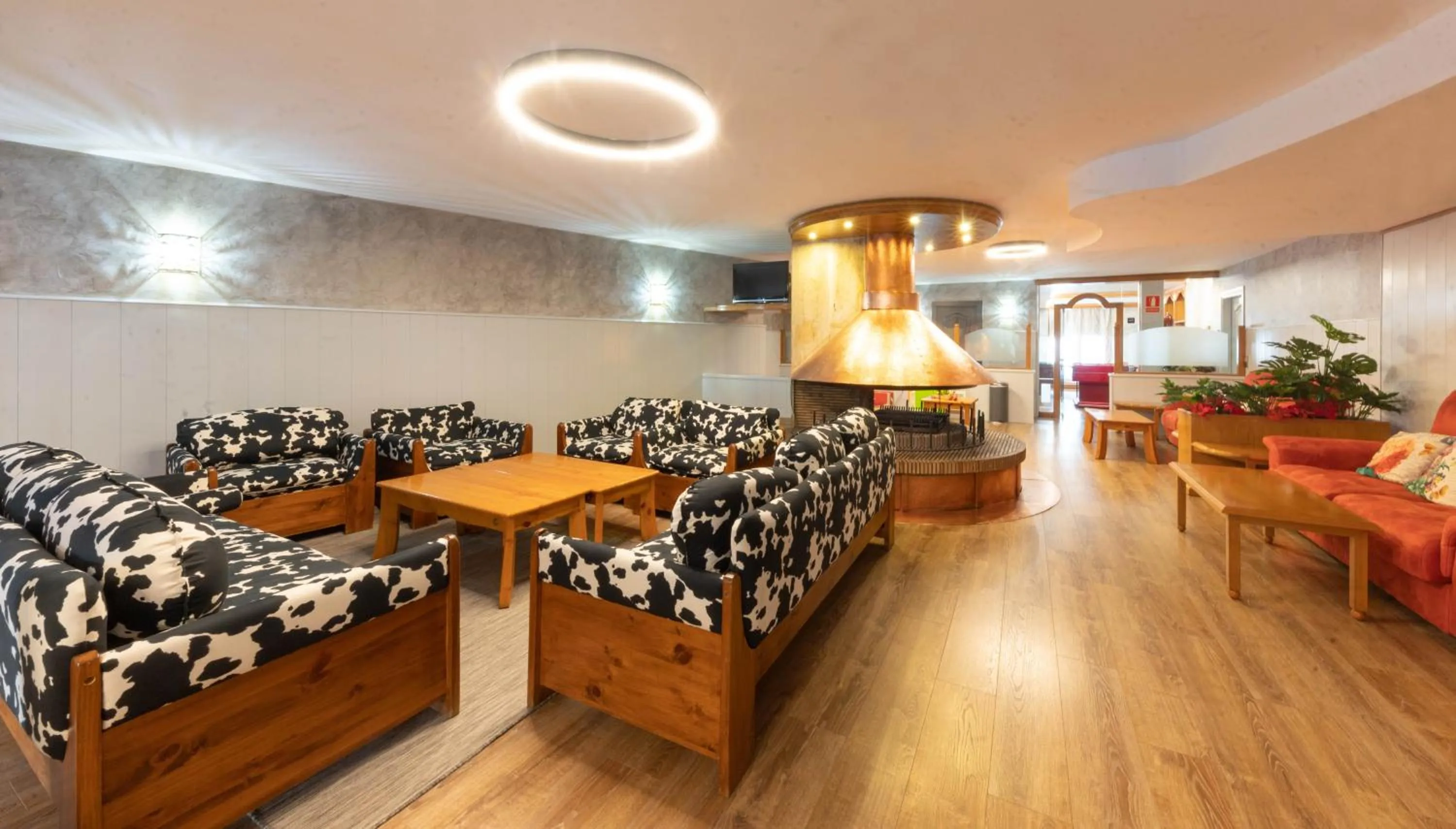 Communal lounge/ TV room in Hotel Guillem & Spa