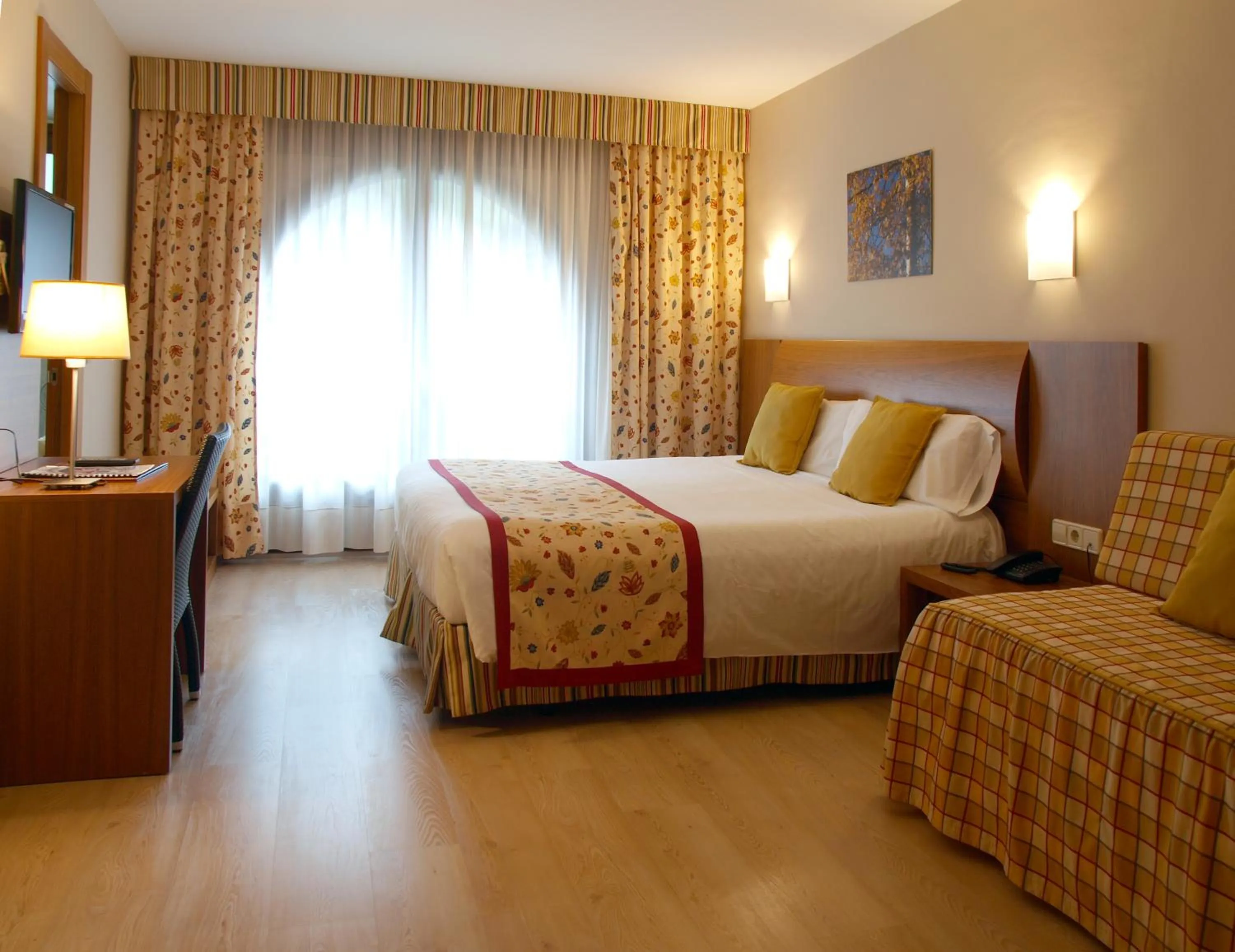 Photo of the whole room, Bed in Hotel Guillem & Spa