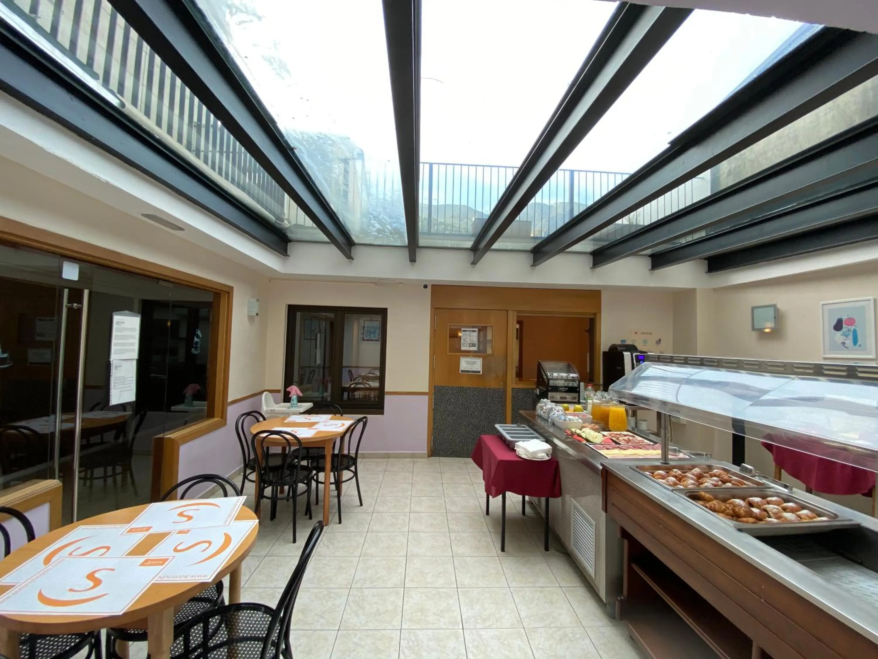 Restaurant/Places to Eat in Somriu Hotel City M28