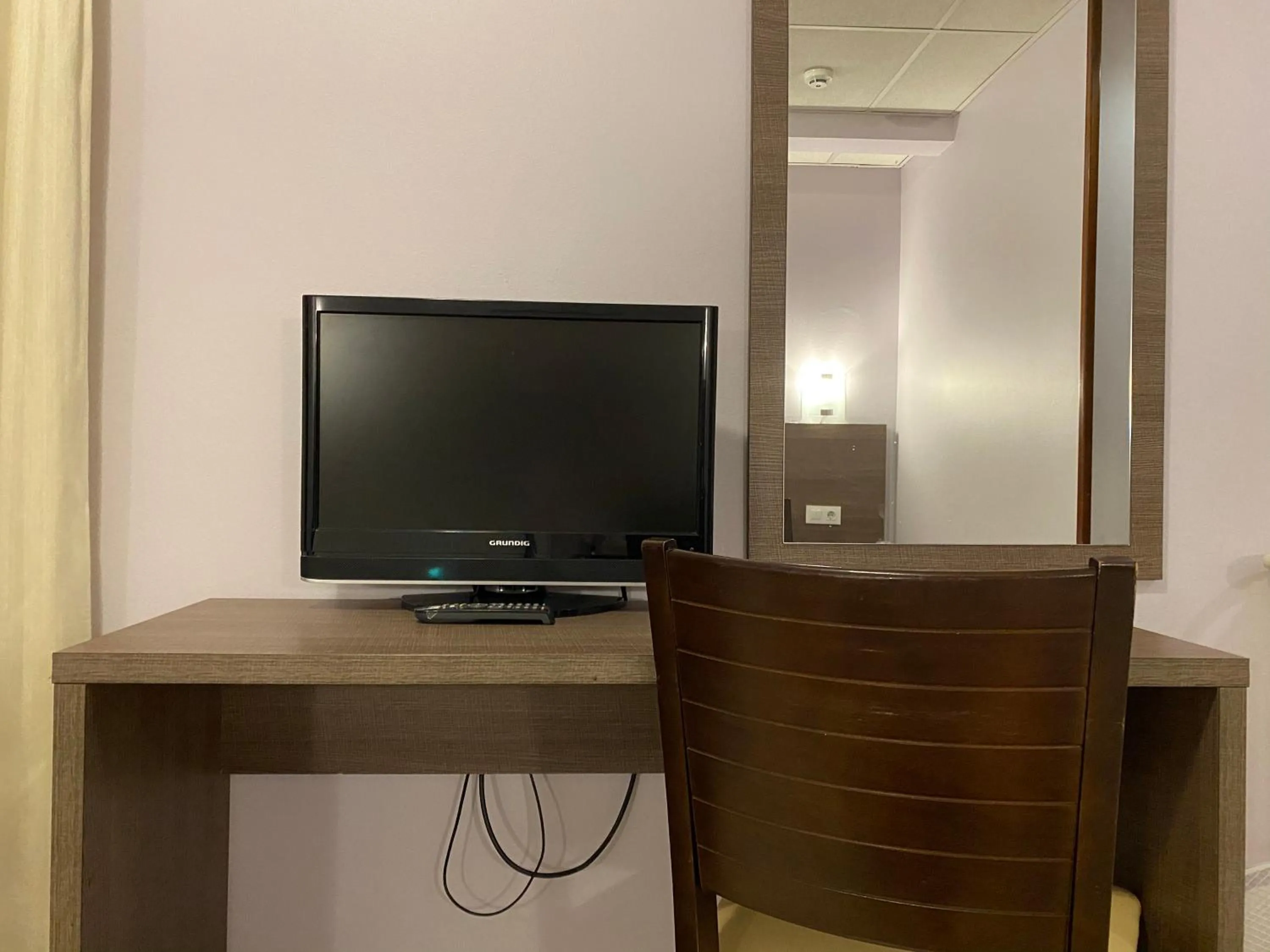 TV/Entertainment Center in Somriu Hotel City M28