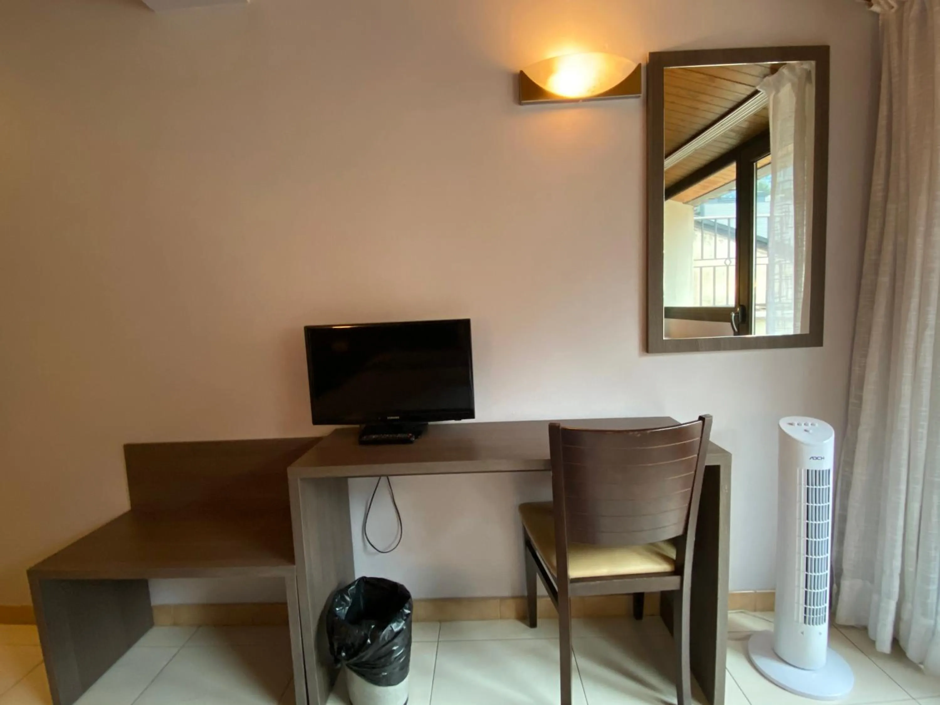 TV/Entertainment Center in Somriu Hotel City M28