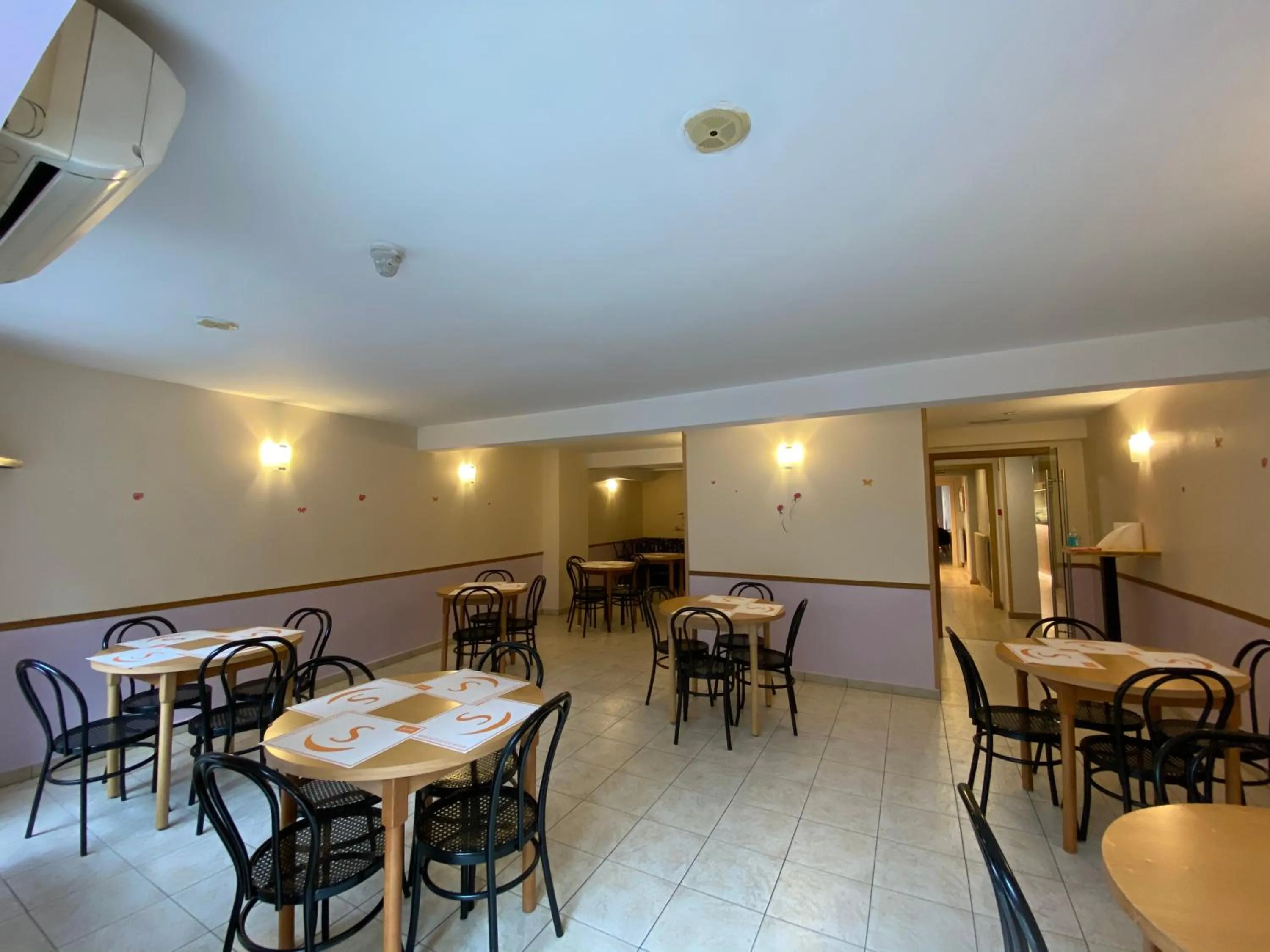 Restaurant/Places to Eat in Somriu Hotel City M28