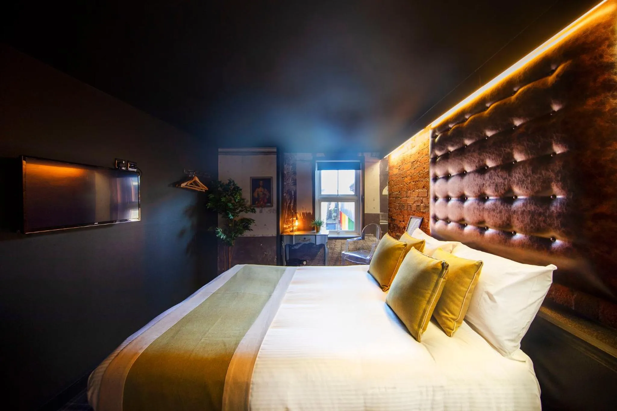 Bedroom, Bed in Briggate Hotel