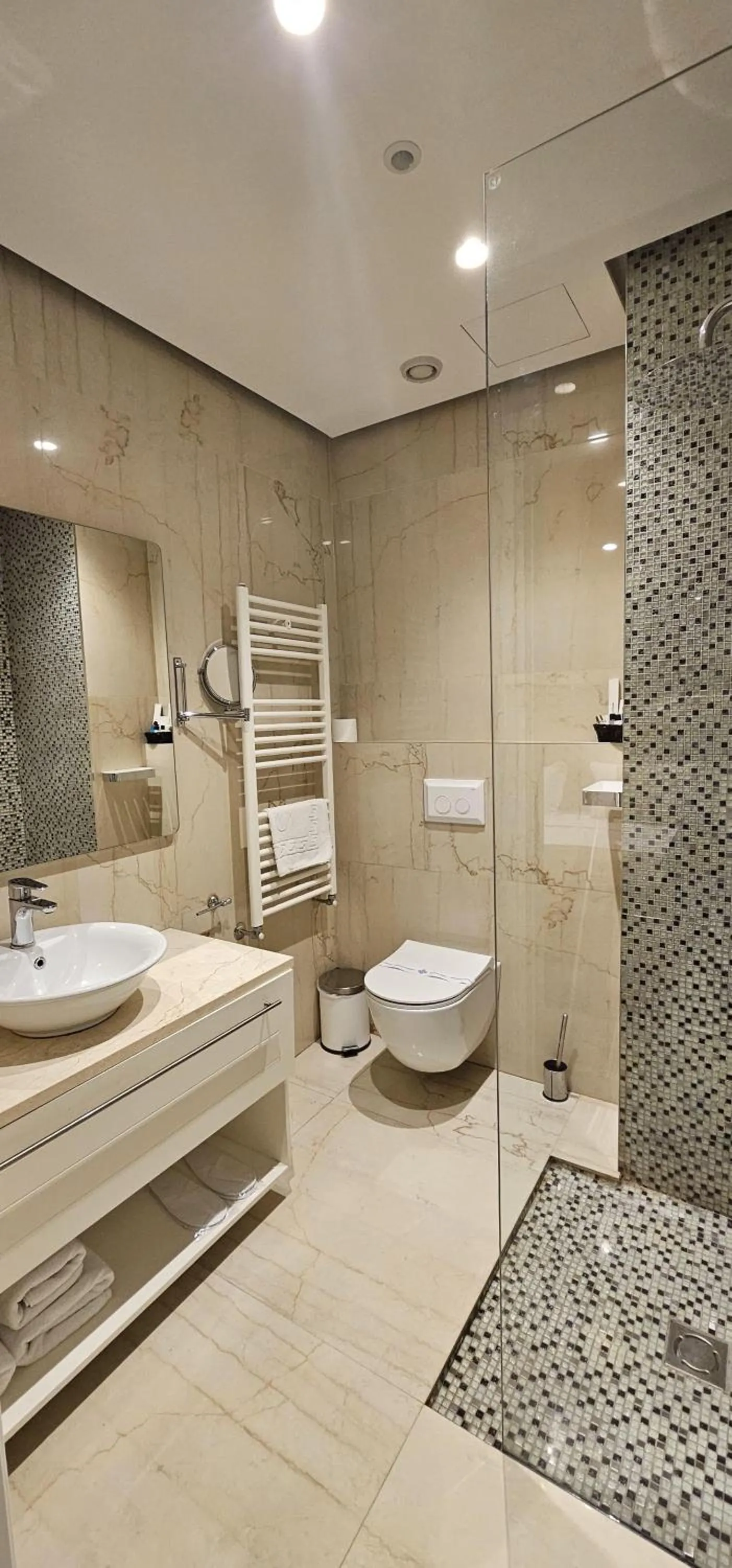 Shower in Hotel Queen