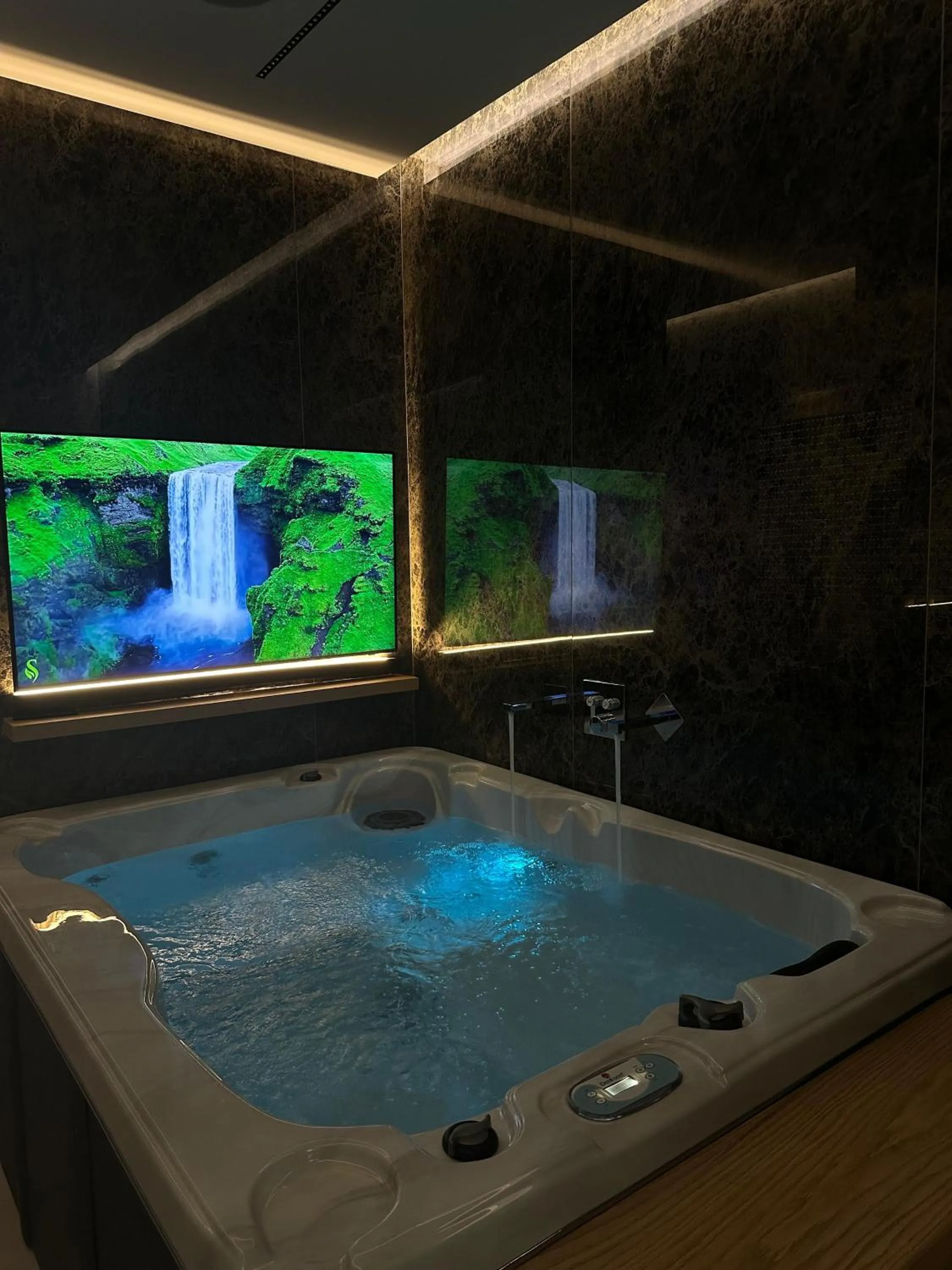 Hot Tub in Hotel Queen