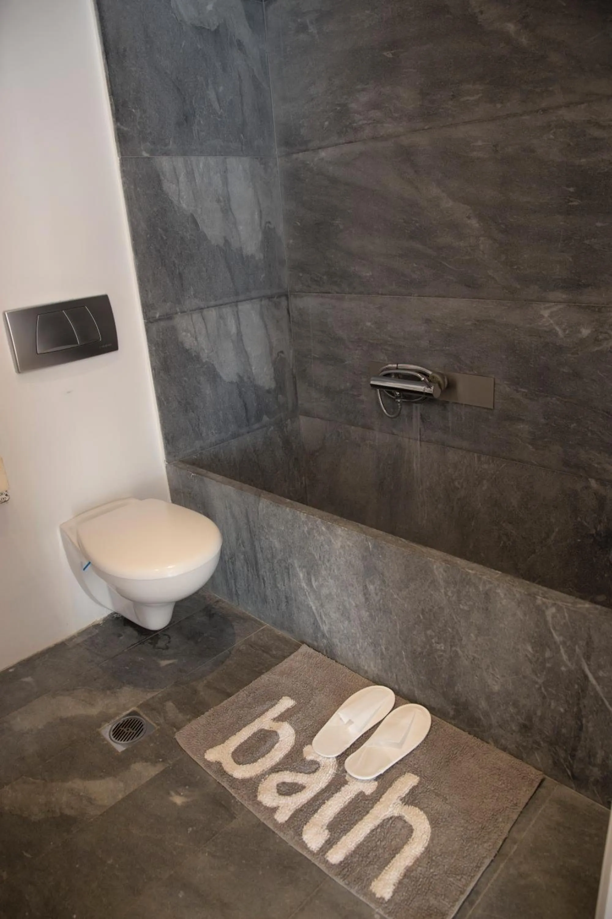 Bathroom in Infinity White Complex by GK Properties