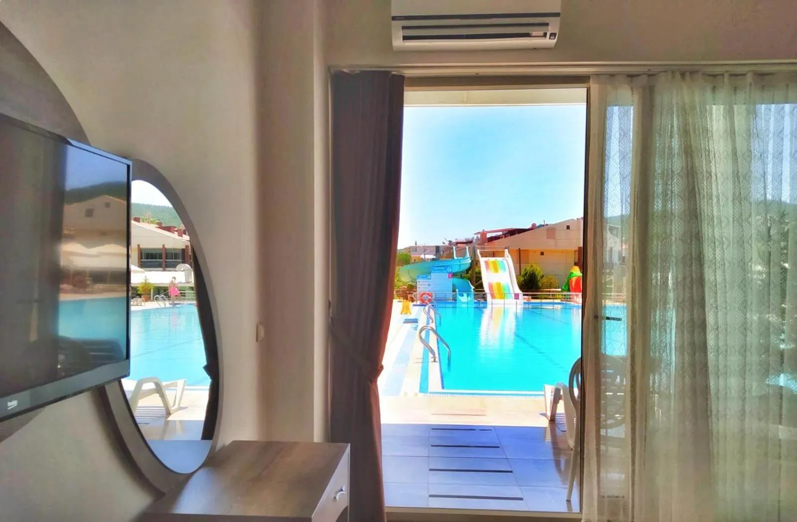 Pool view in Ceti̇n Presti̇ge Resort