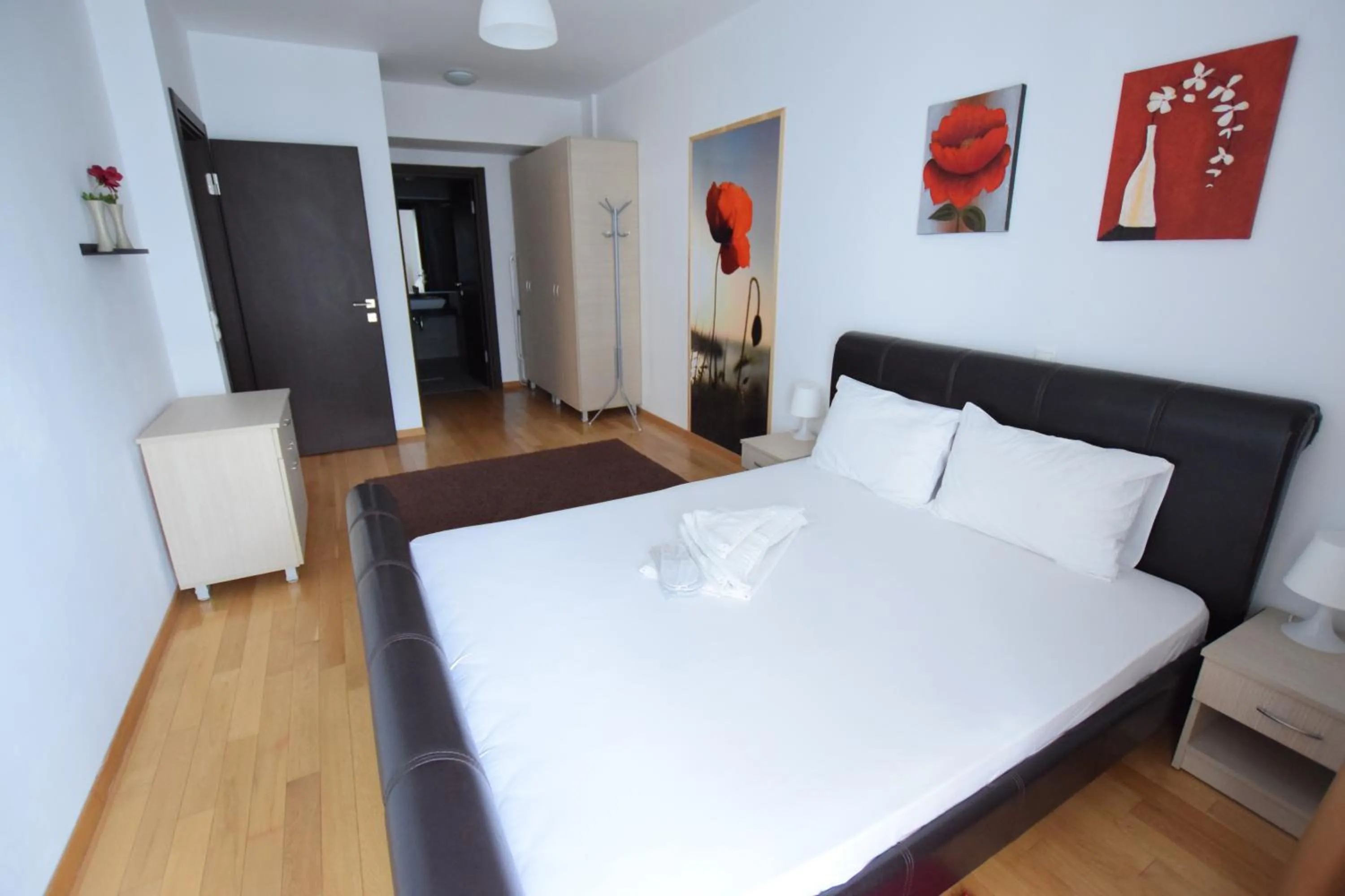 Photo of the whole room, Bed in Upground Residence Apartments