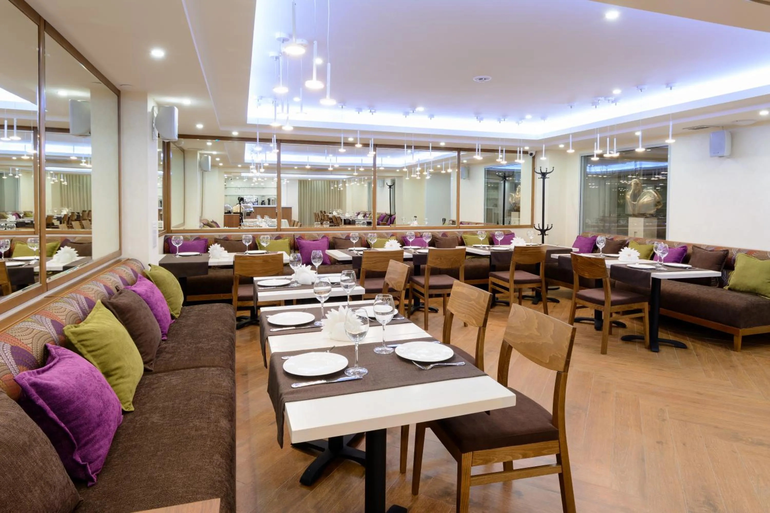 Restaurant/places to eat in Apart Hotel 92/2