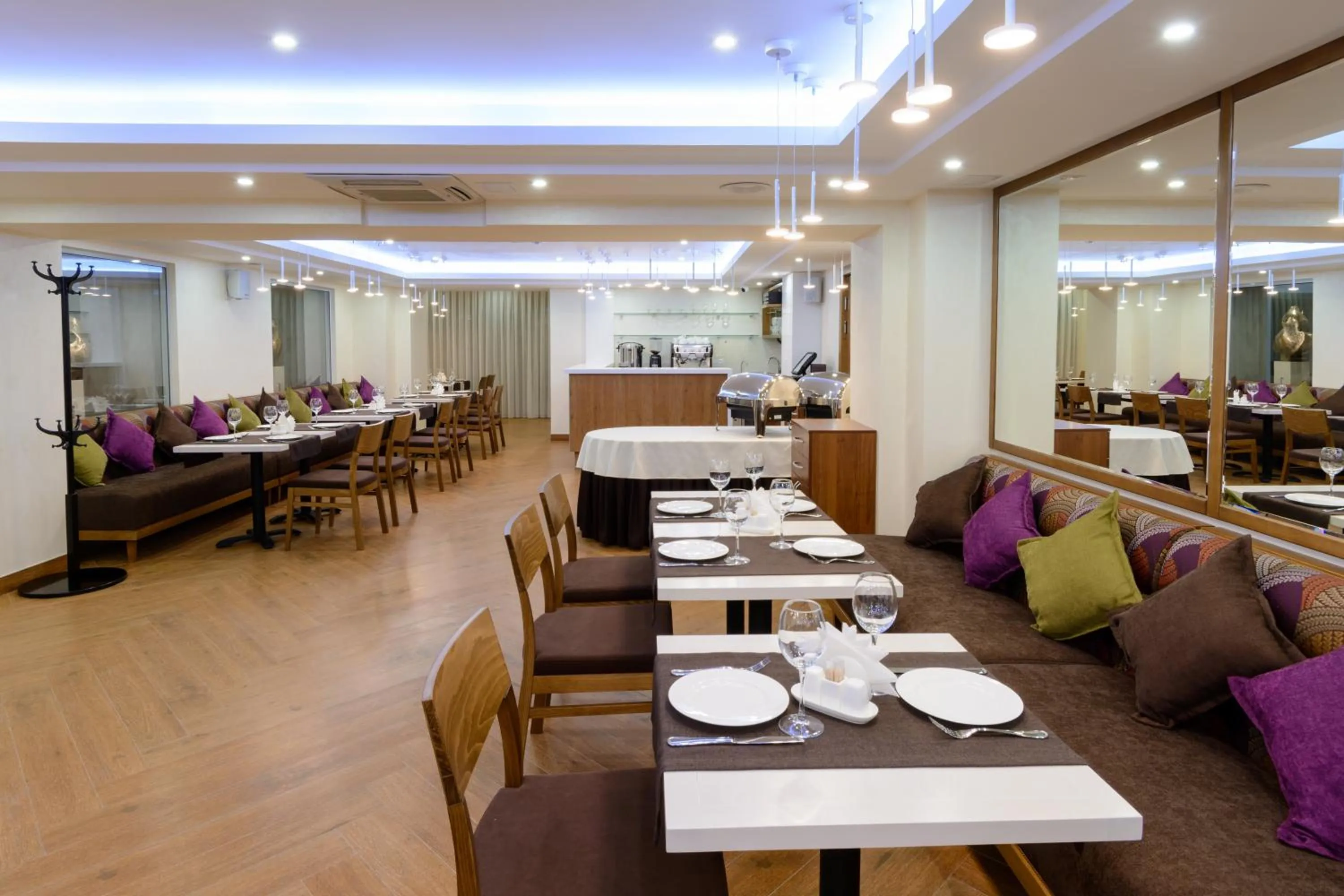 Restaurant/places to eat in Apart Hotel 92/2