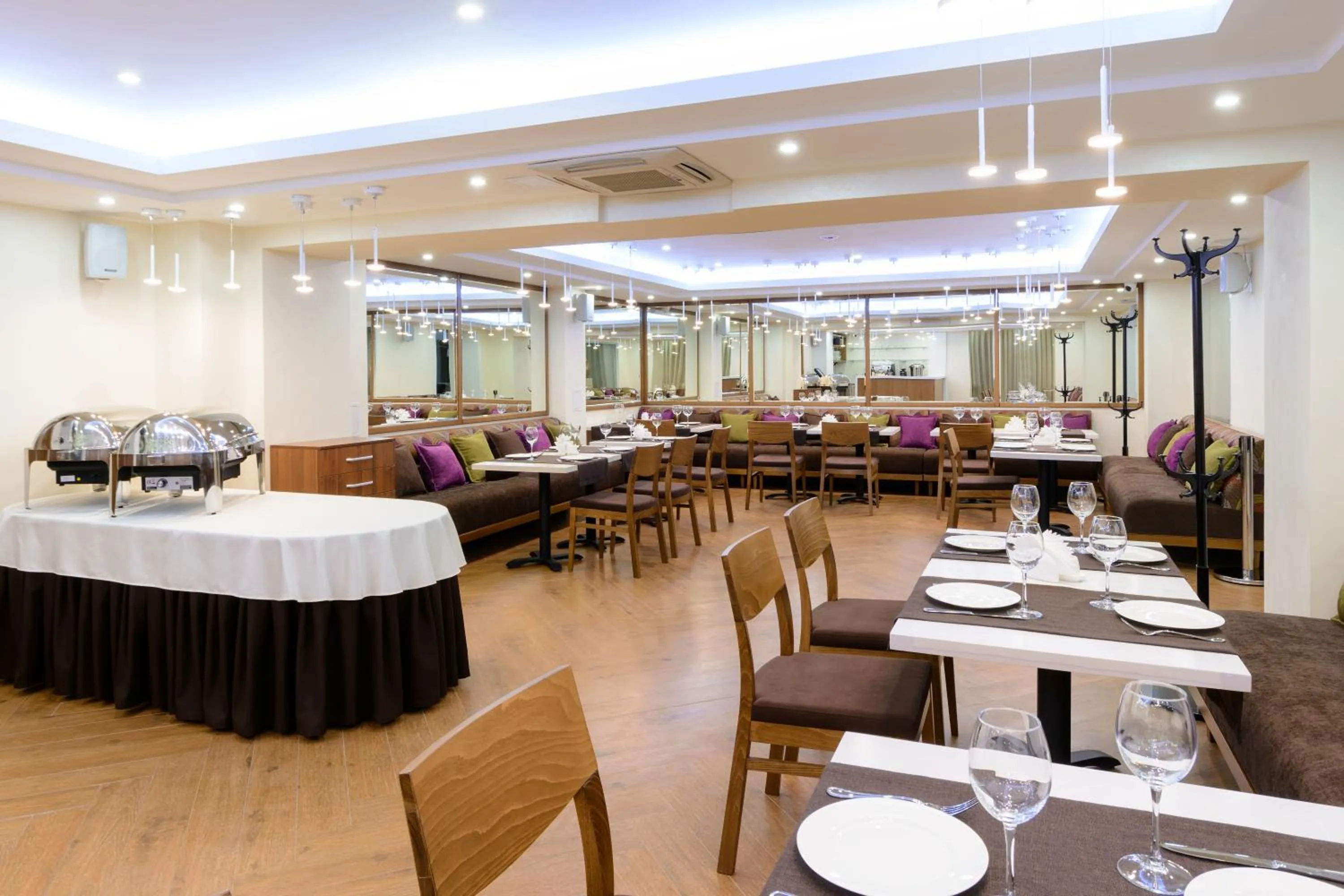 Restaurant/places to eat in Apart Hotel 92/2