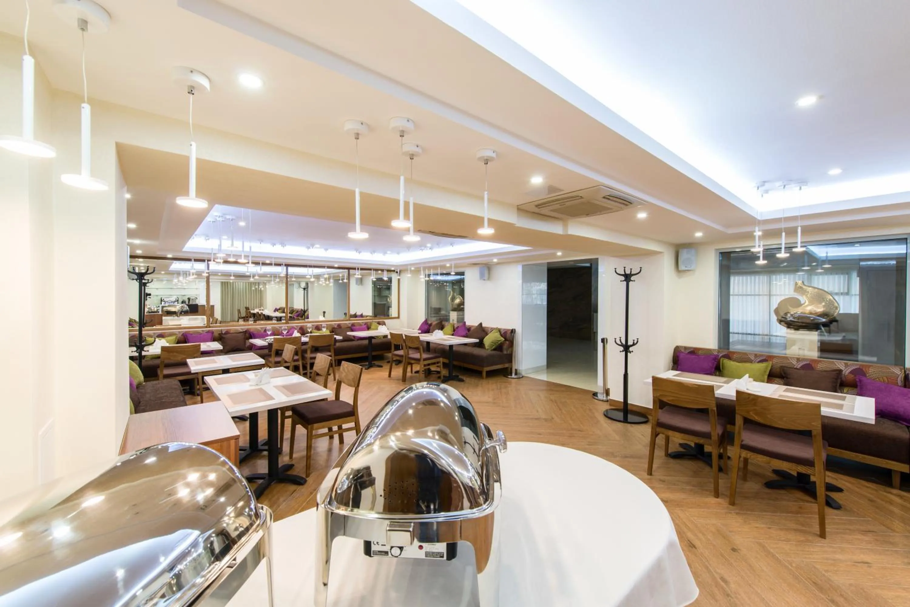 Restaurant/places to eat in Apart Hotel 92/2