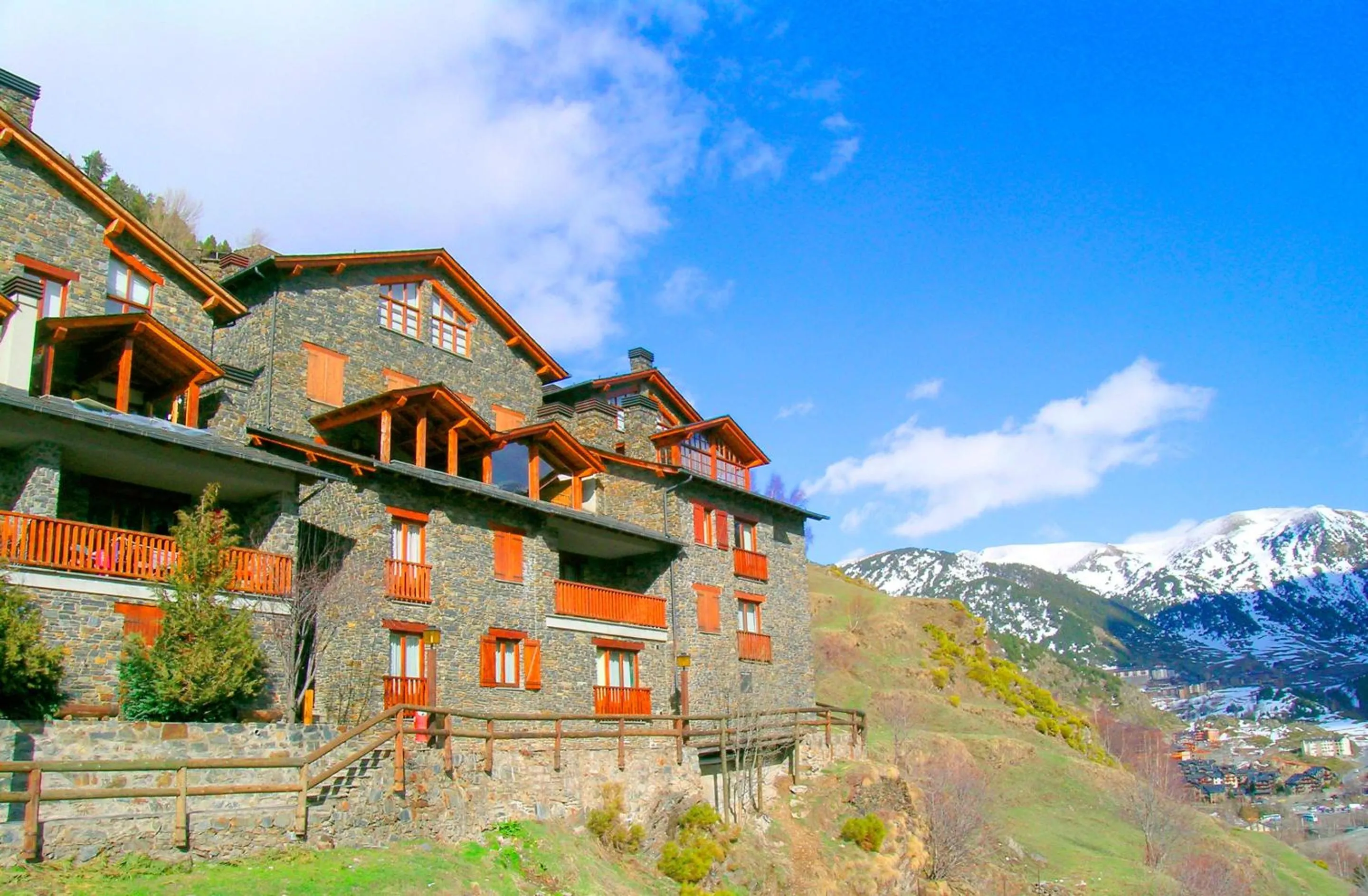 Property building in Apartamentos Ona Dorada el Tarter