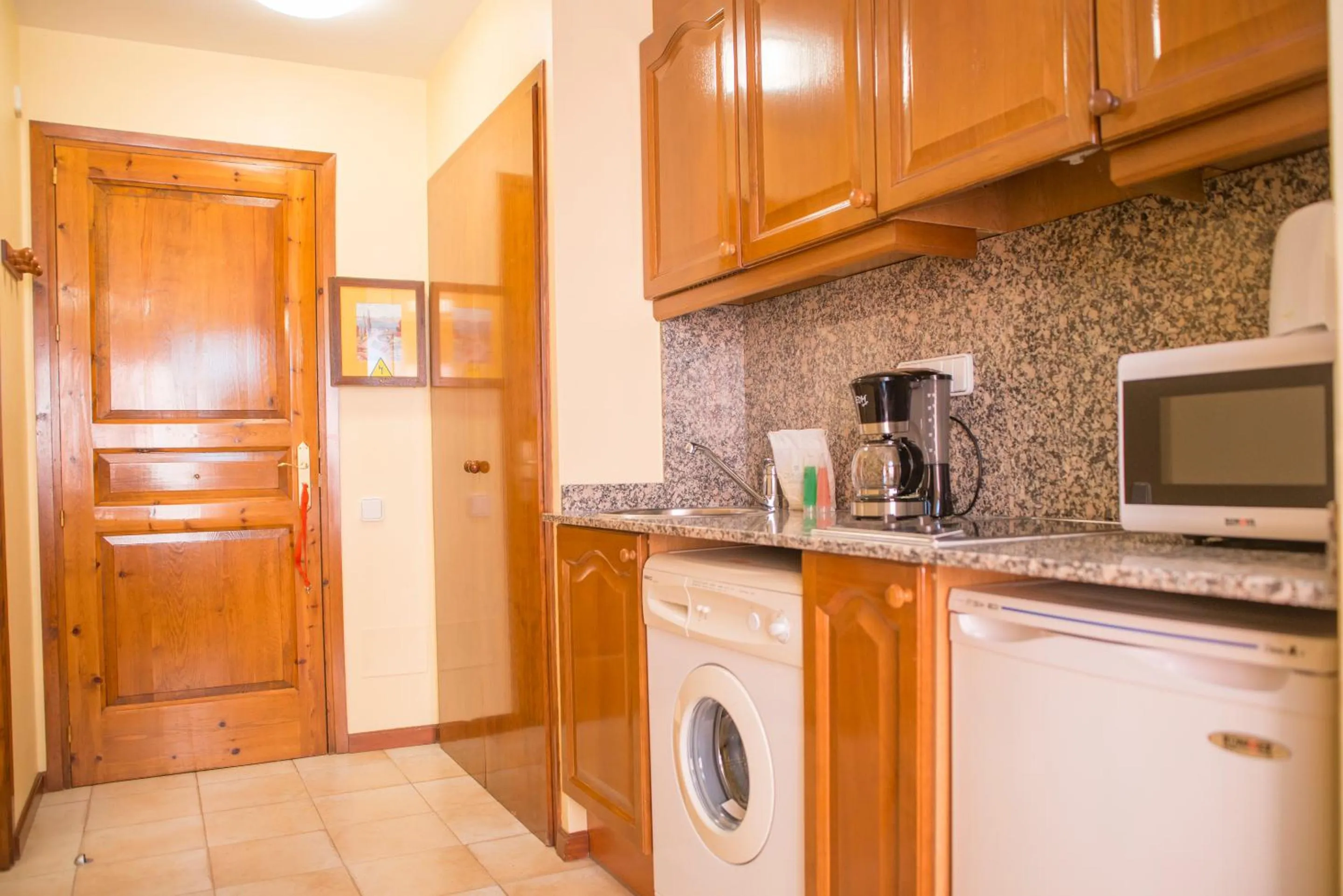 Coffee/tea facilities in Apartamentos Ona Dorada el Tarter