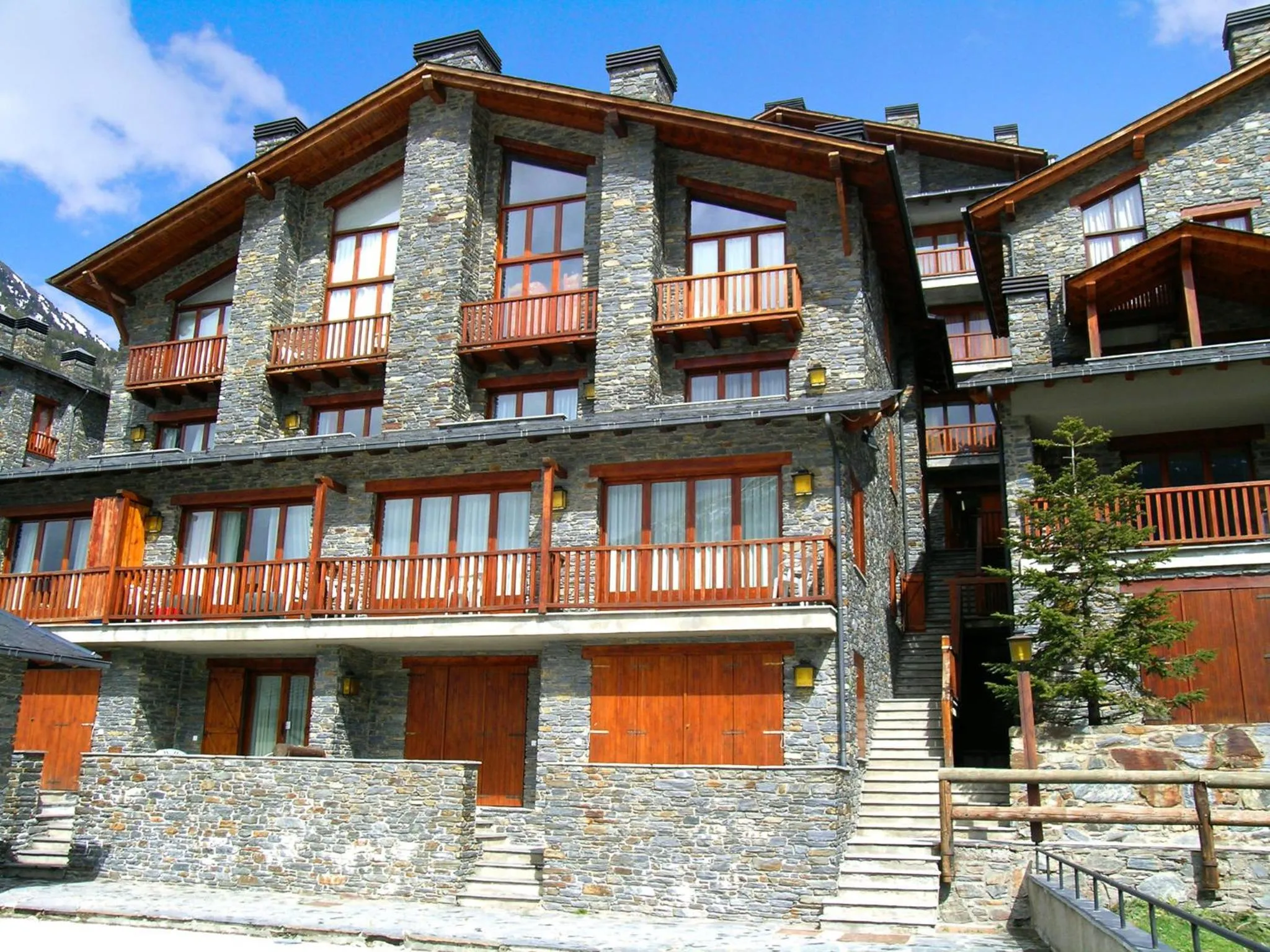 Property building in Apartamentos Ona Dorada el Tarter