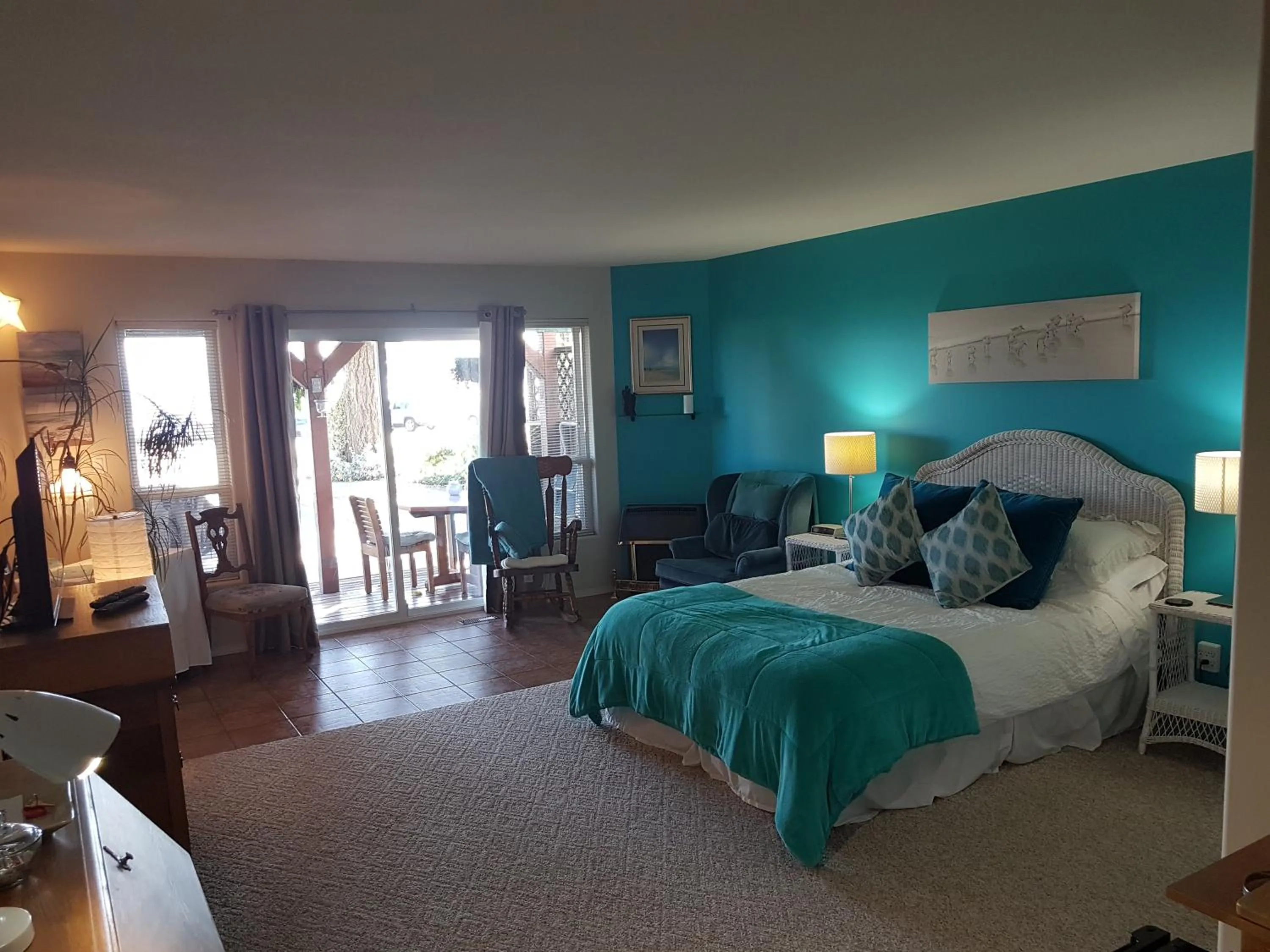 Bed in Davis Bay Bed & Breakfast