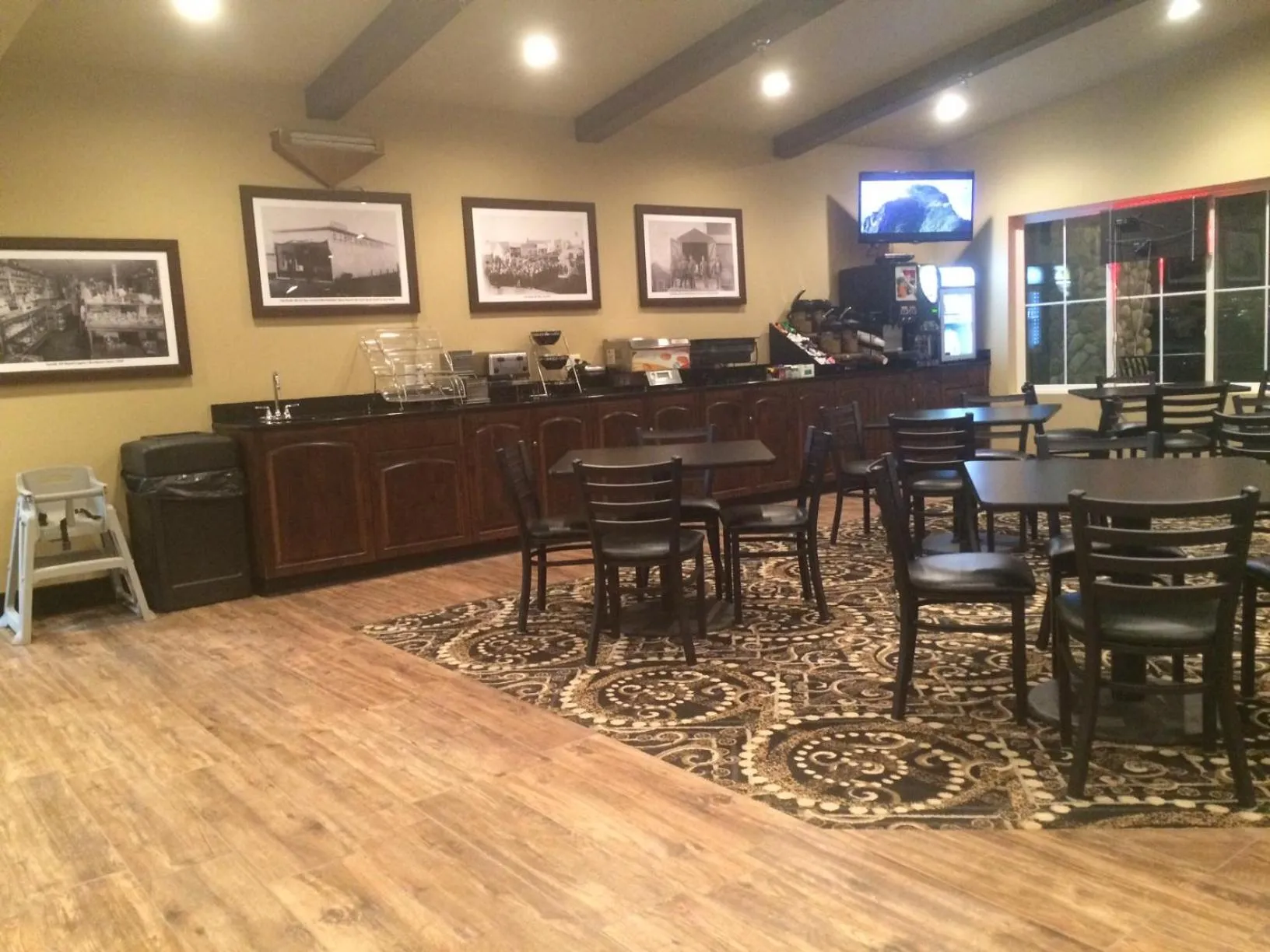 Communal lounge/ TV room in Van Hook Territorial Inn