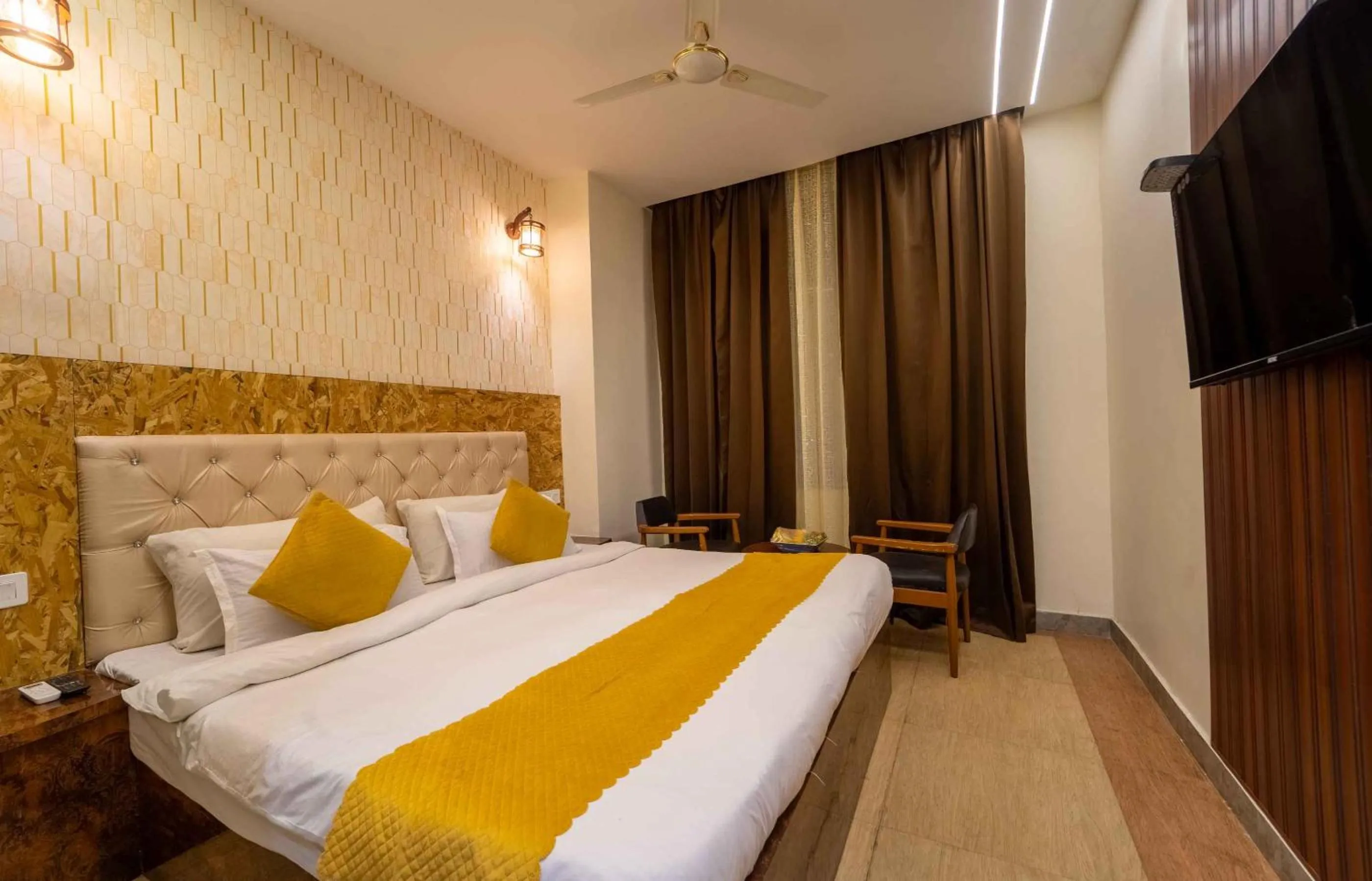 Bed in Hotel Royal Paradise