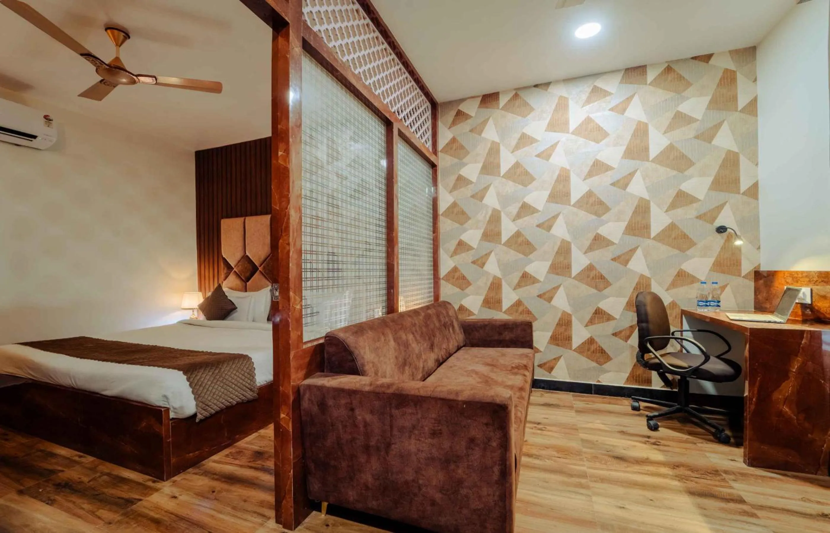 Bed in Hotel Royal Paradise