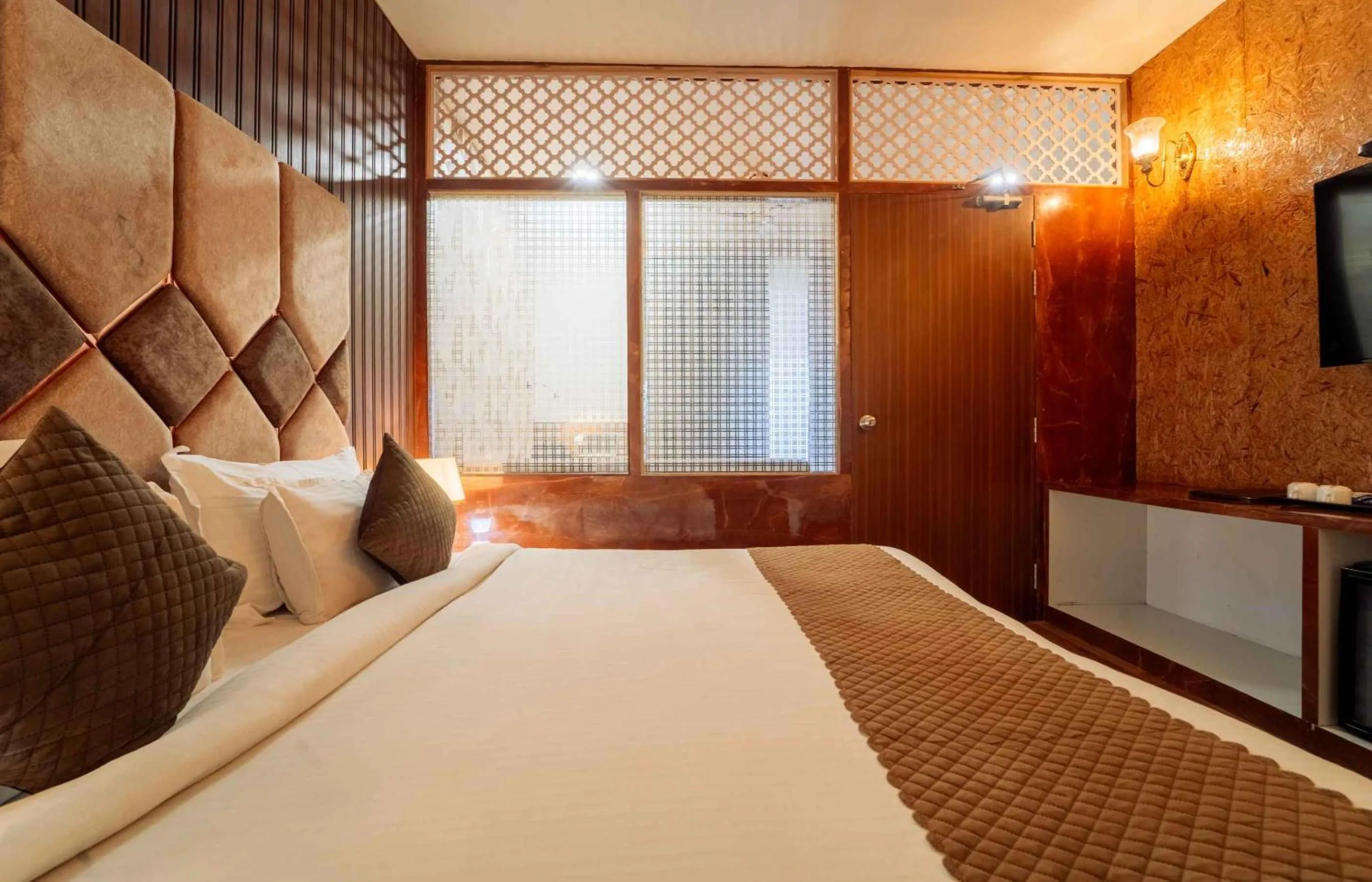 Bed in Hotel Royal Paradise