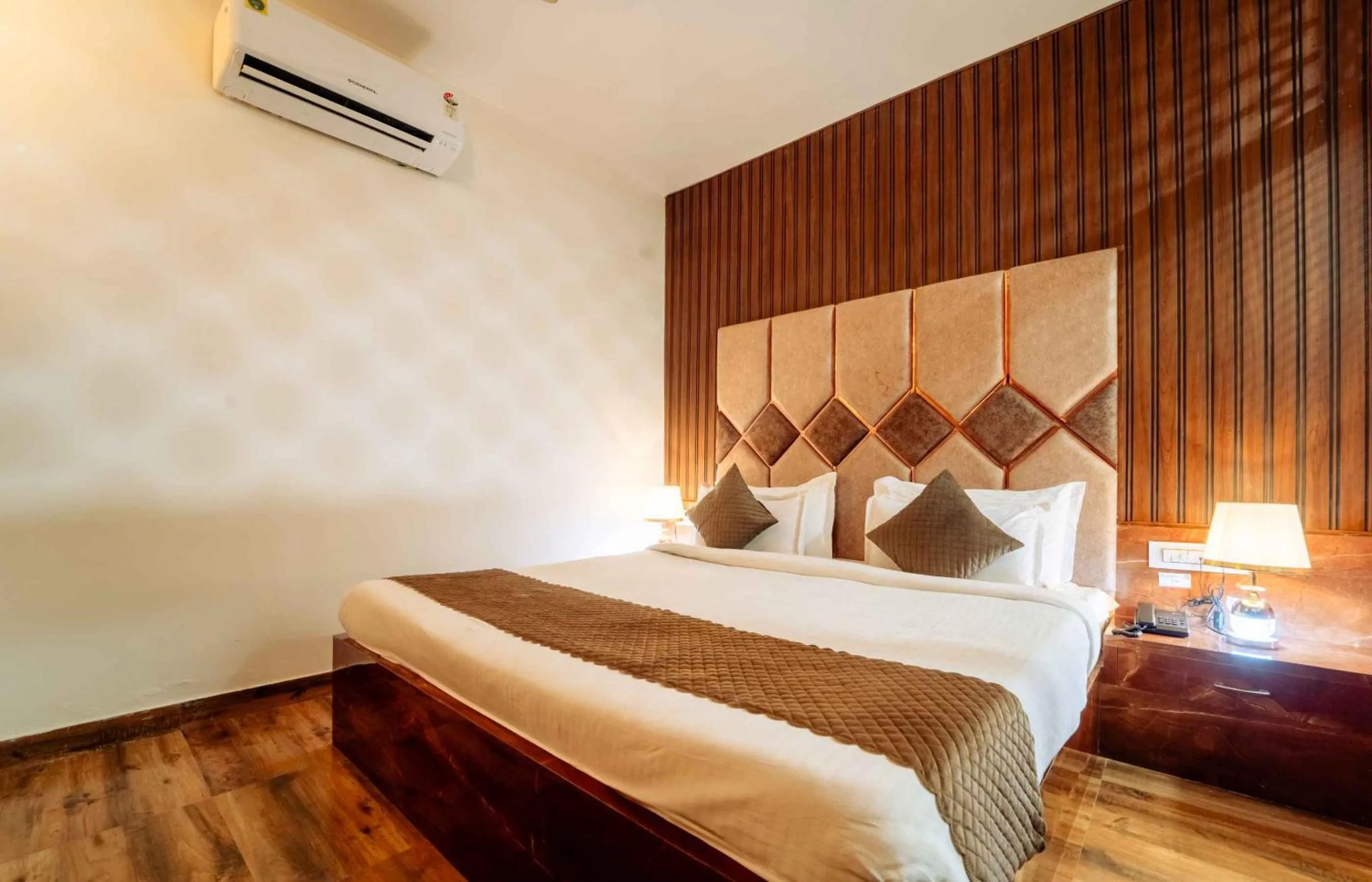 Bed in Hotel Royal Paradise